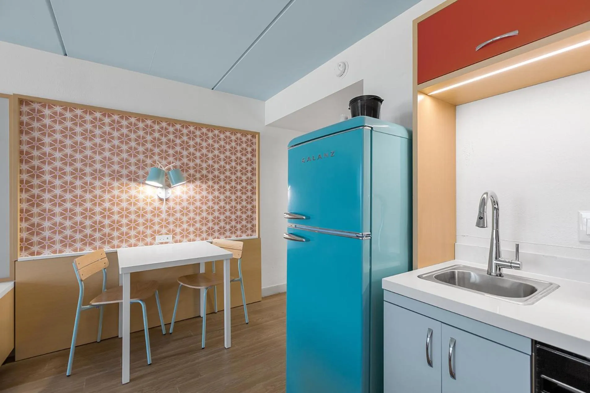 Seating area in Golden Sands Carolina Beach Oceanfront, Tapestry by Hilton