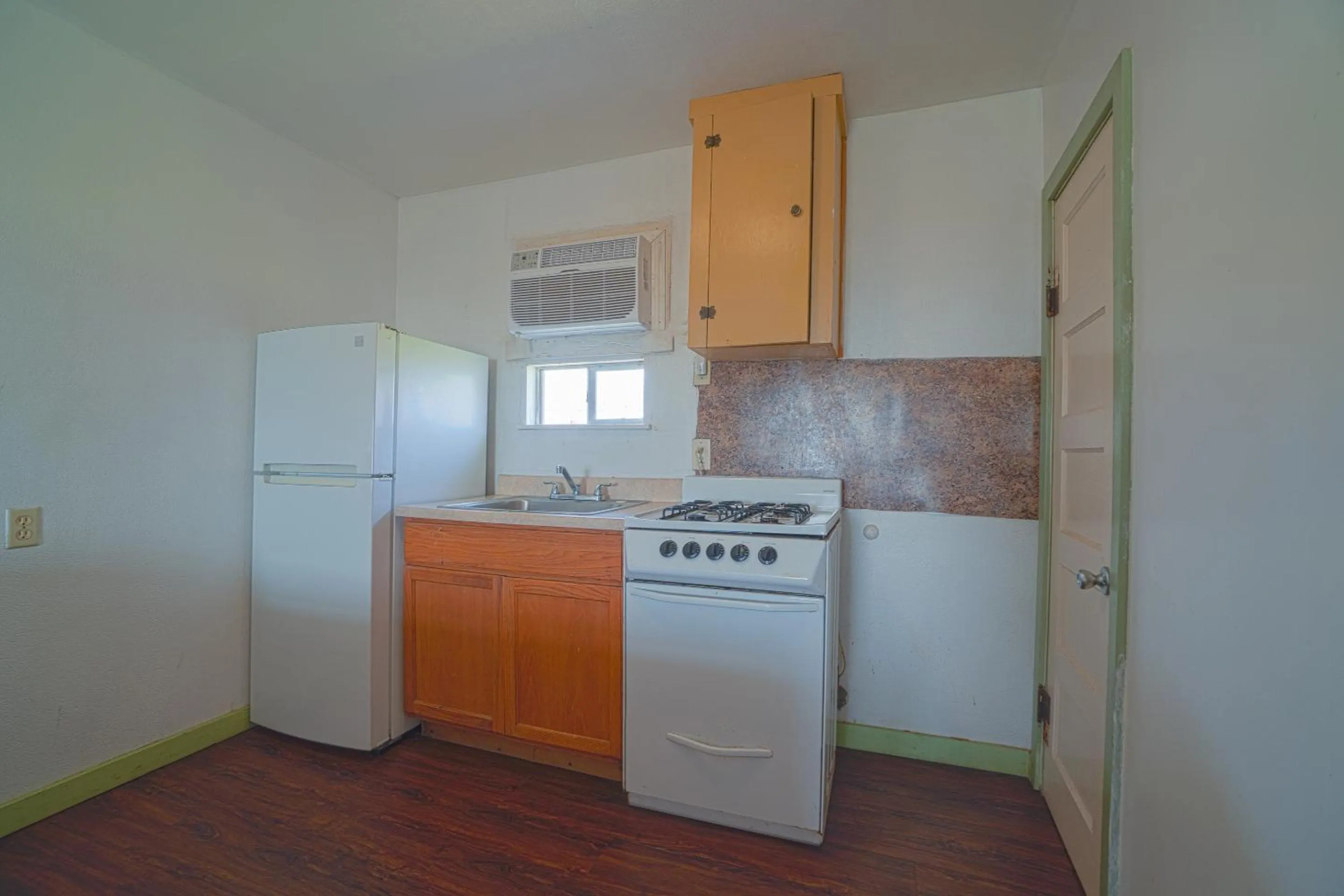 Kitchen or kitchenette in Budget Inn By OYO Corpus Christi Beach