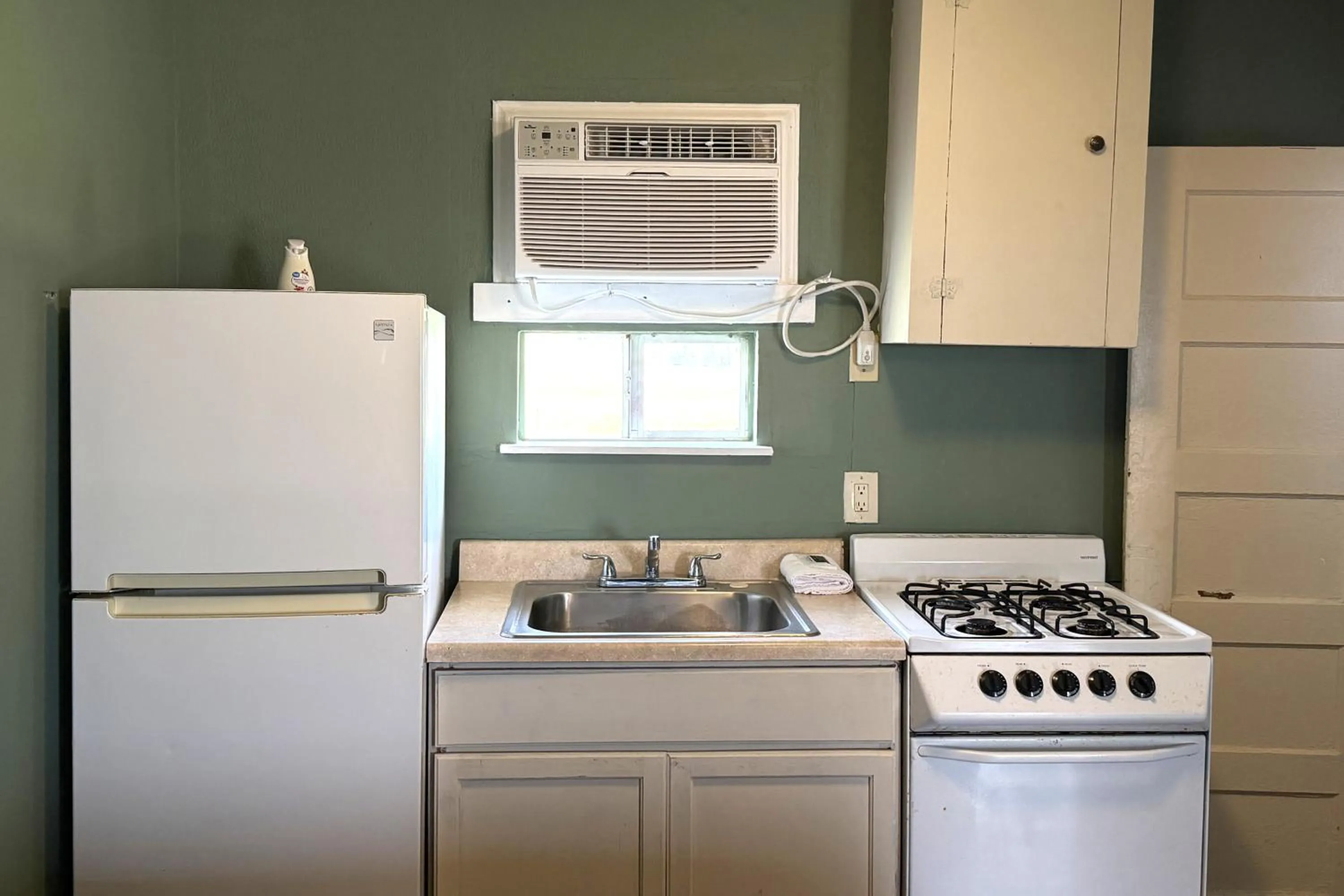 Kitchen or kitchenette in Budget Inn By OYO Corpus Christi Beach