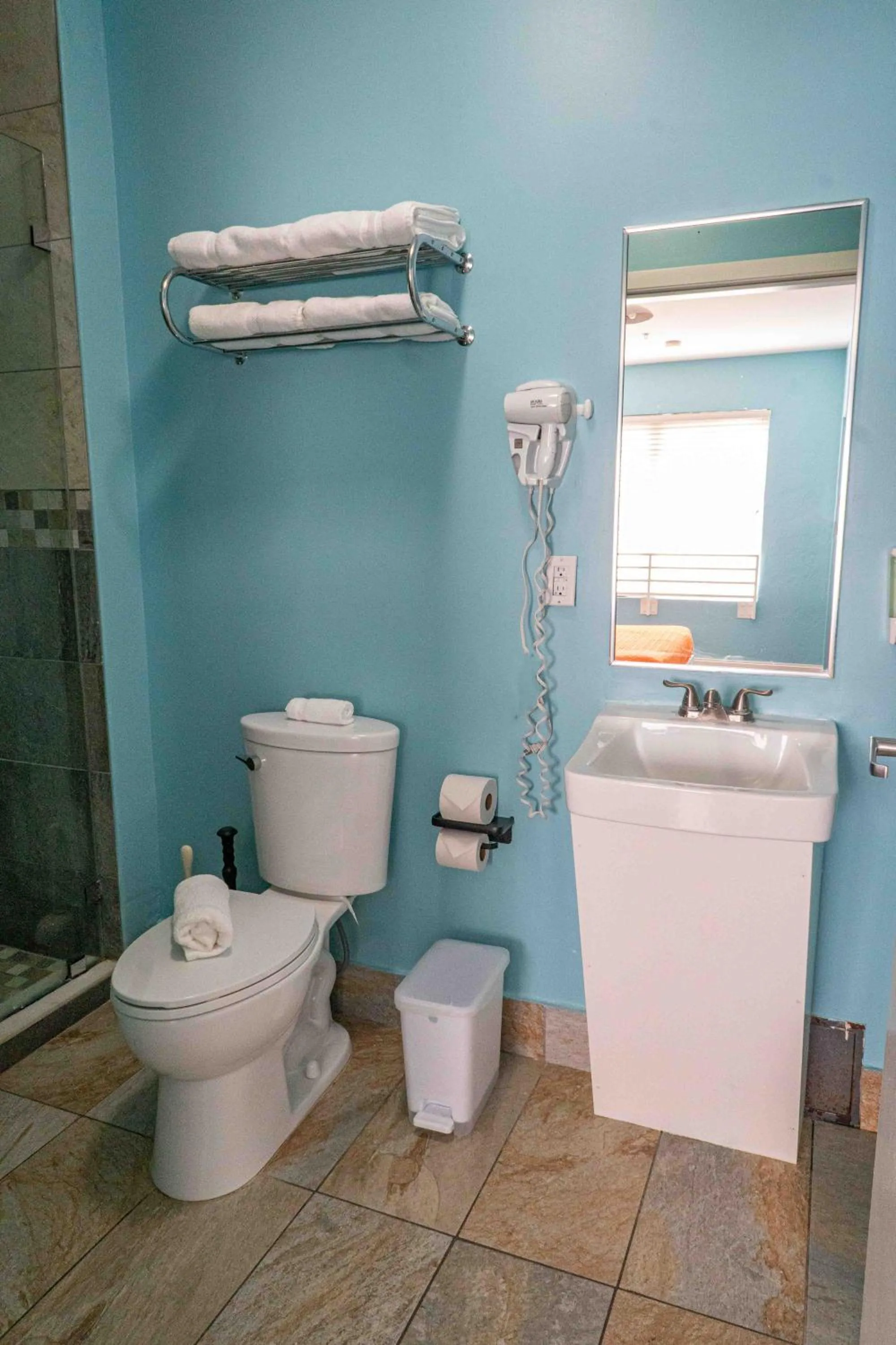 Shower in Beds n' Drinks