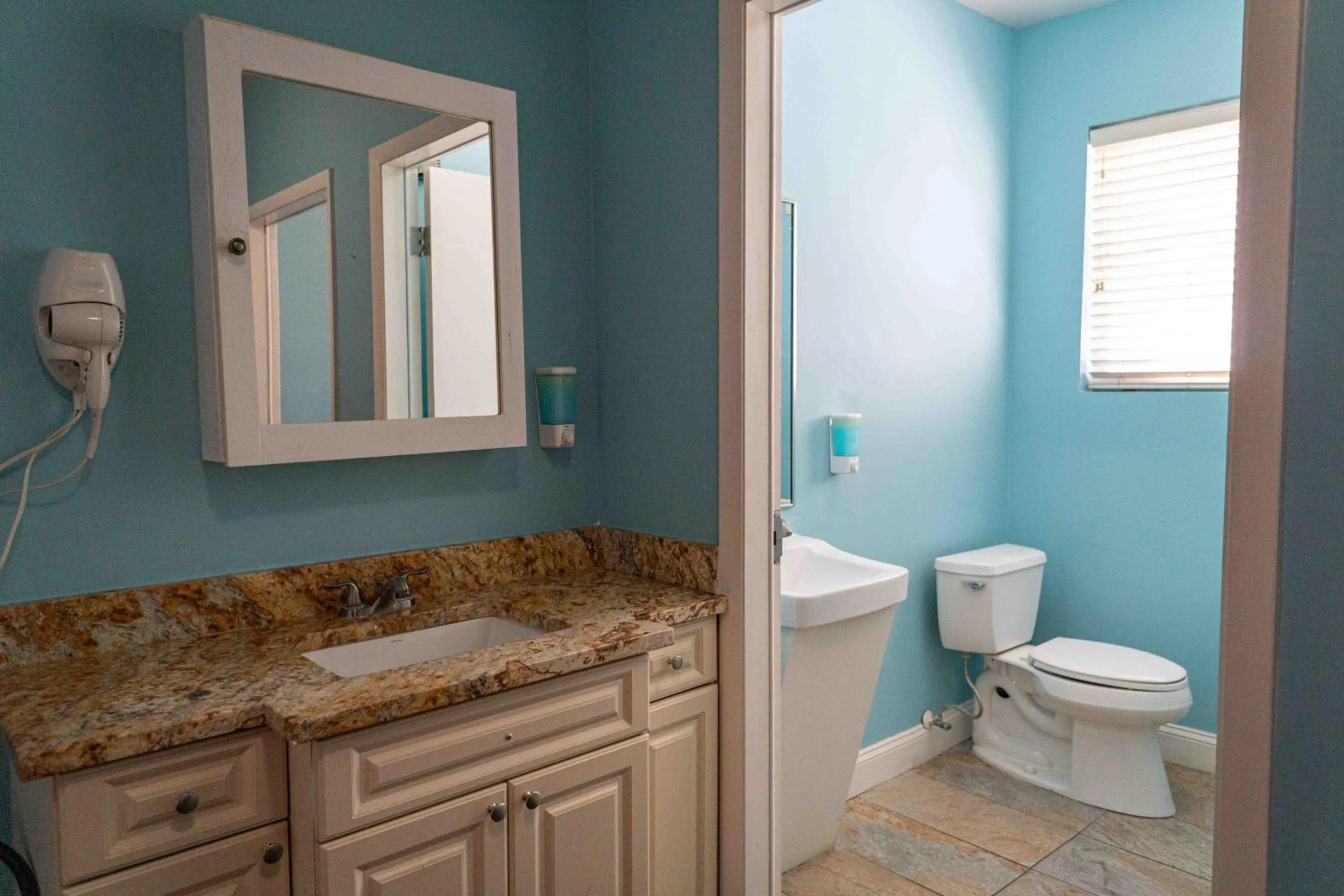 Shower in Beds n' Drinks