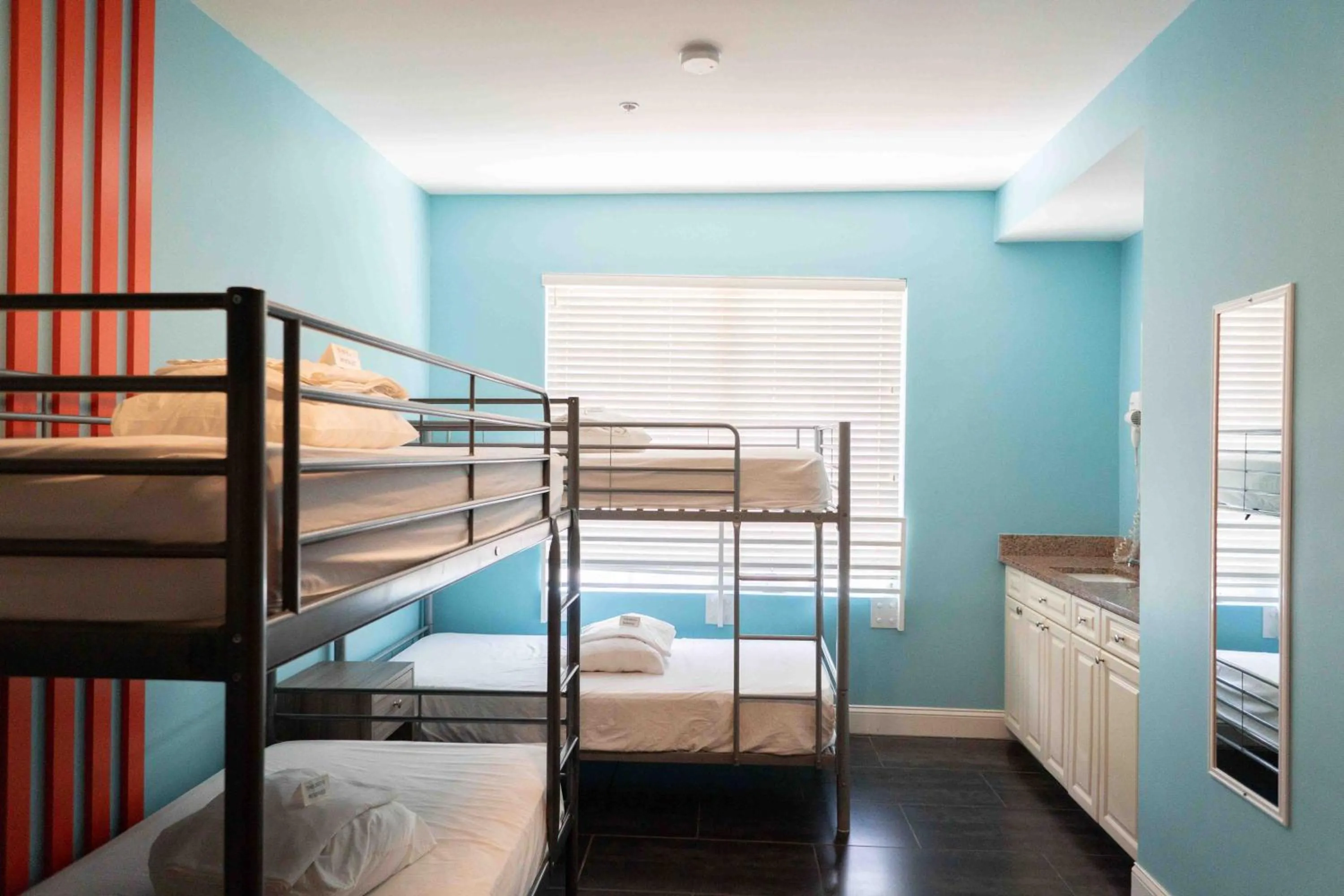 Photo of the whole room, Bed in Beds n' Drinks