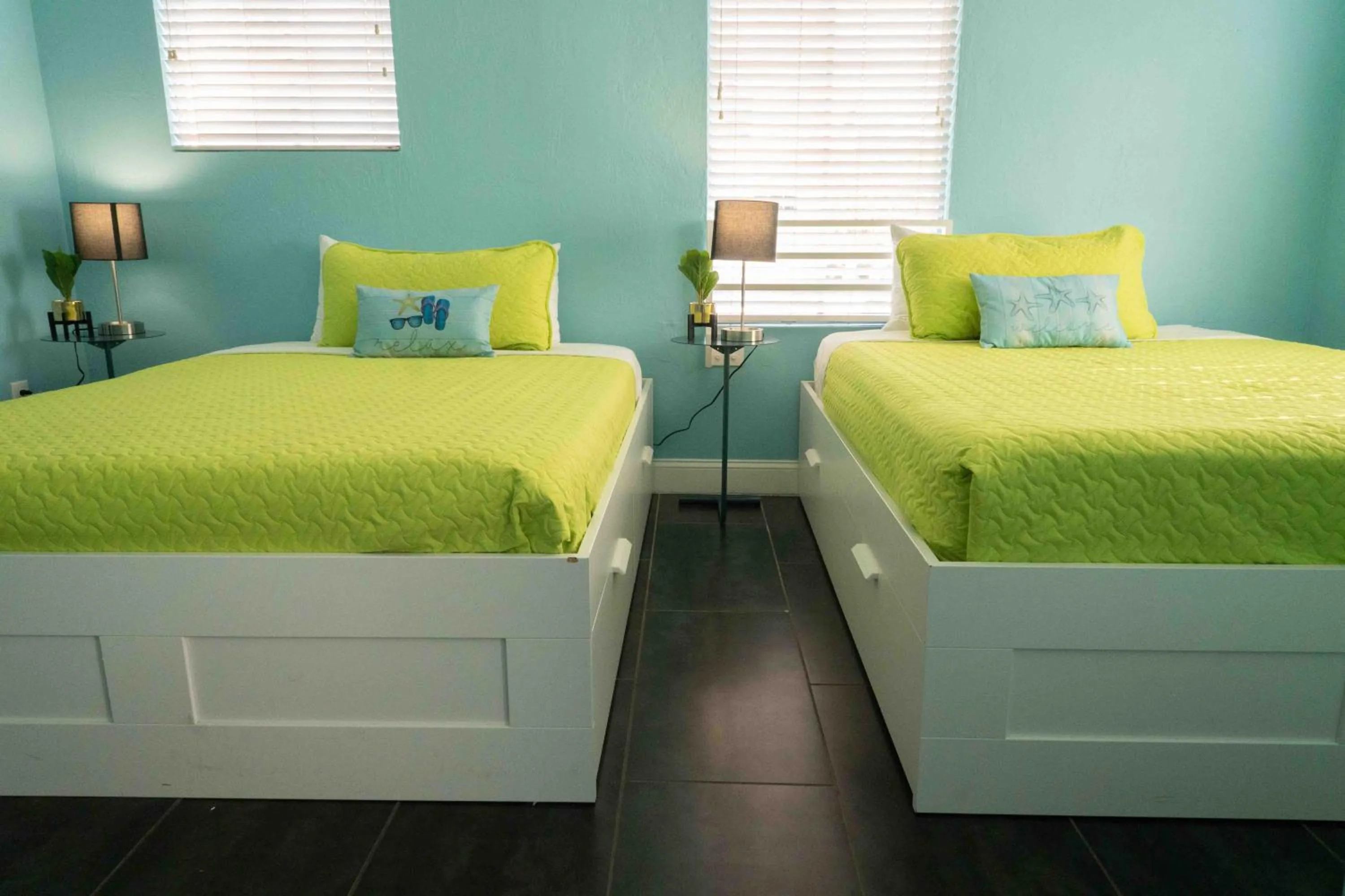 Bed in Beds n' Drinks