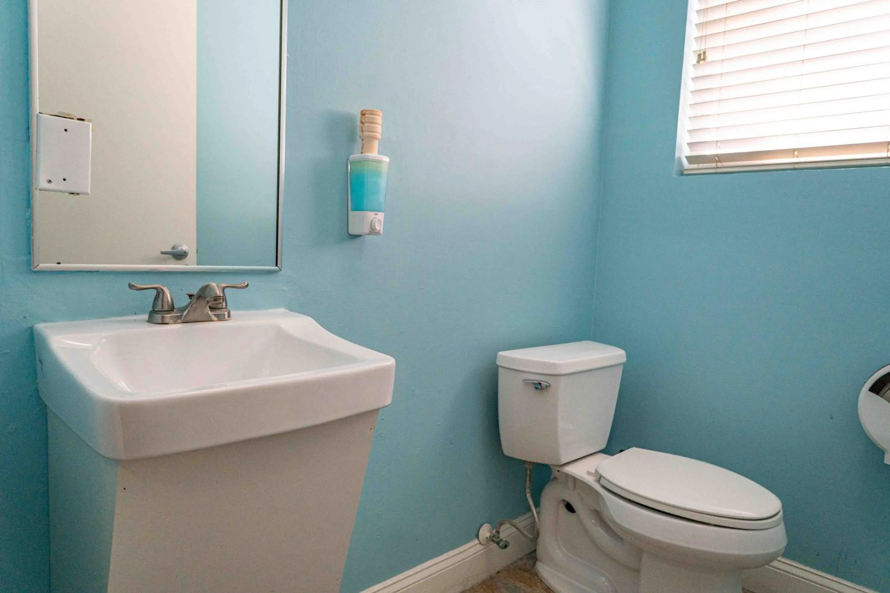 Shower in Beds n' Drinks