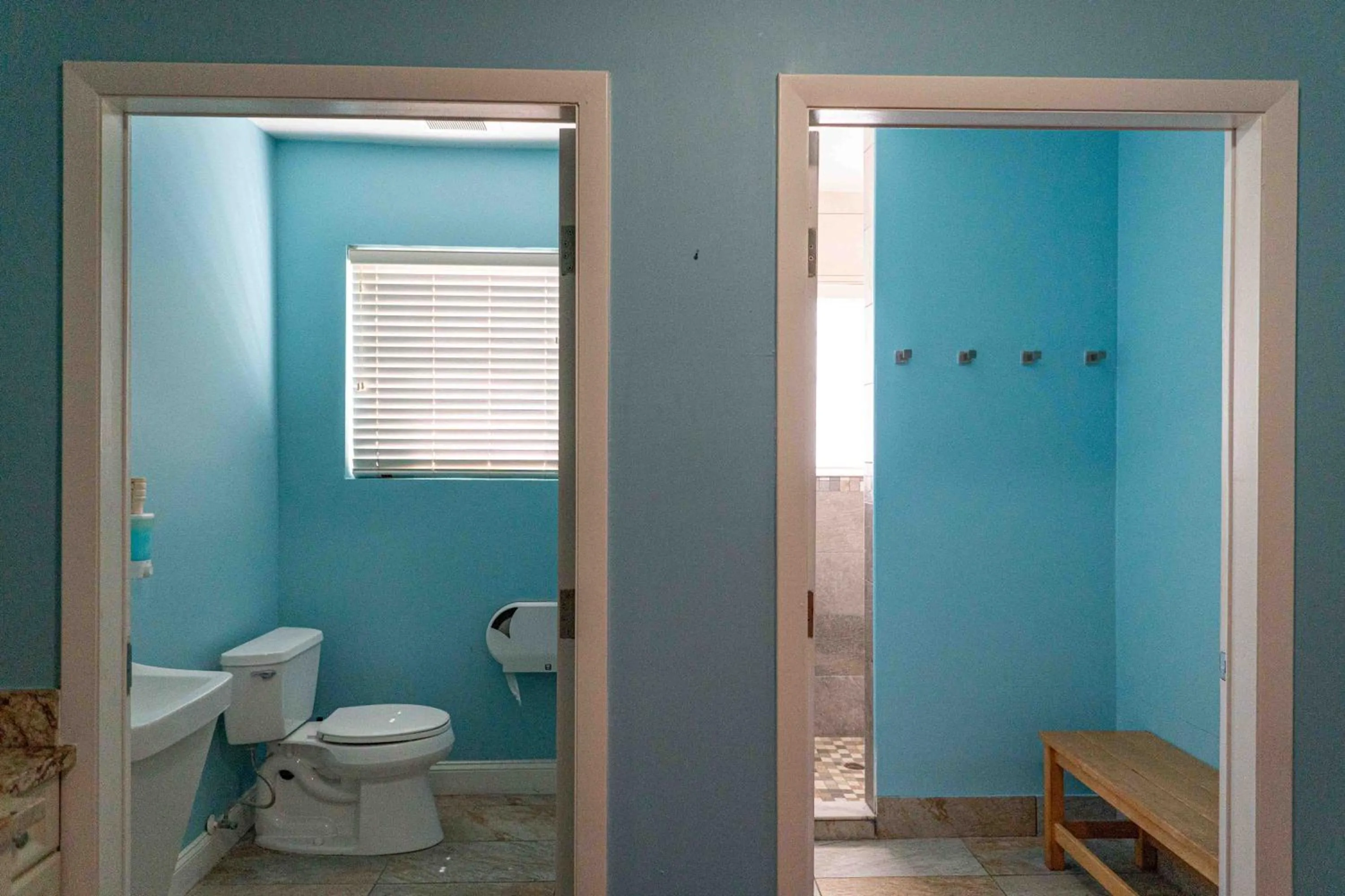 Shower in Beds n' Drinks