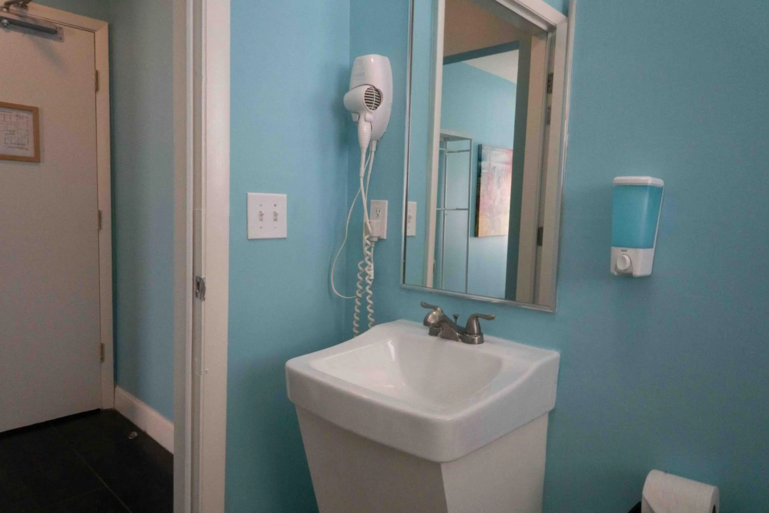 Shower in Beds n' Drinks