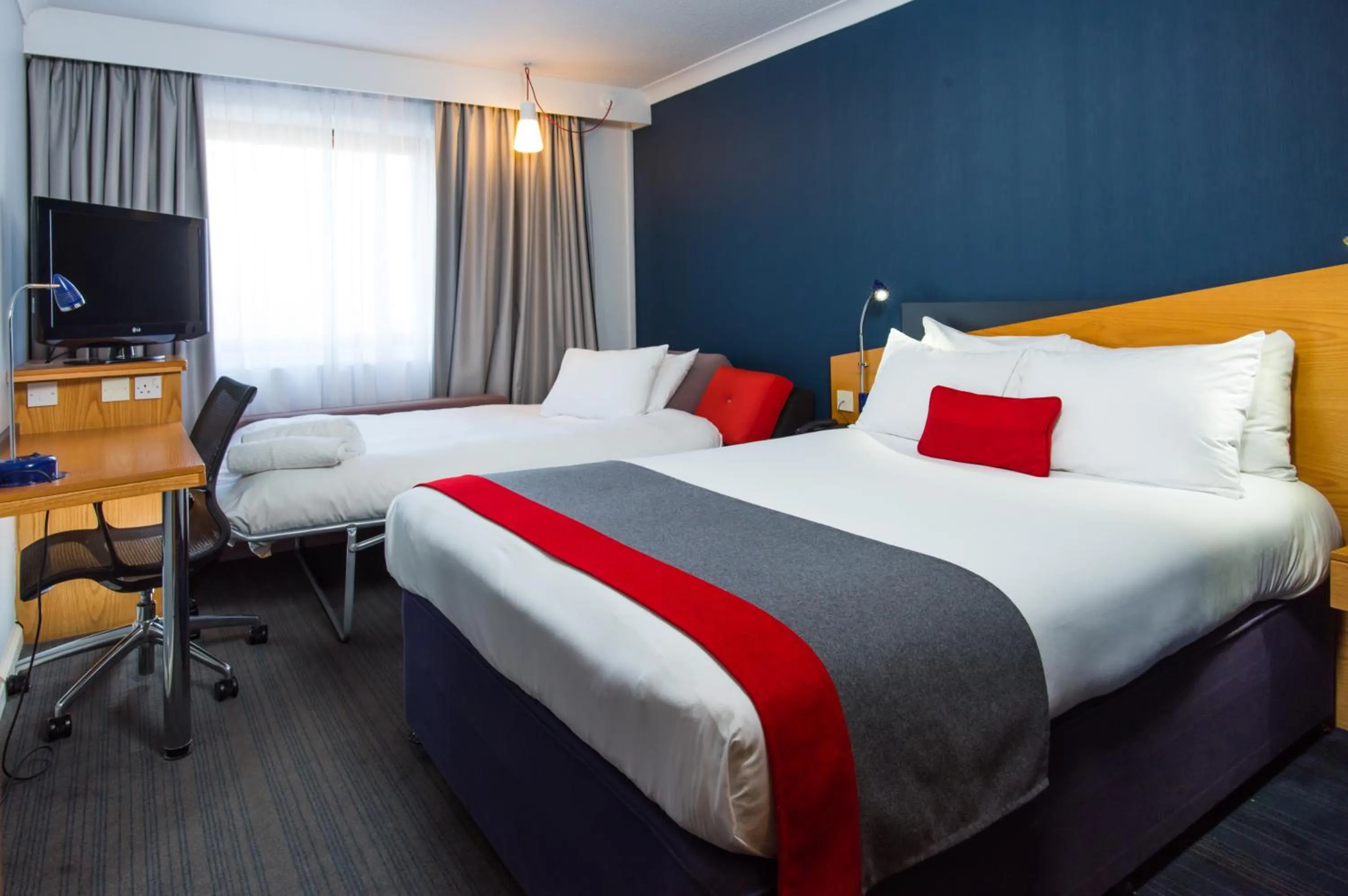 Photo of the whole room, Bed in Holiday Inn Express Derby Pride Park by IHG