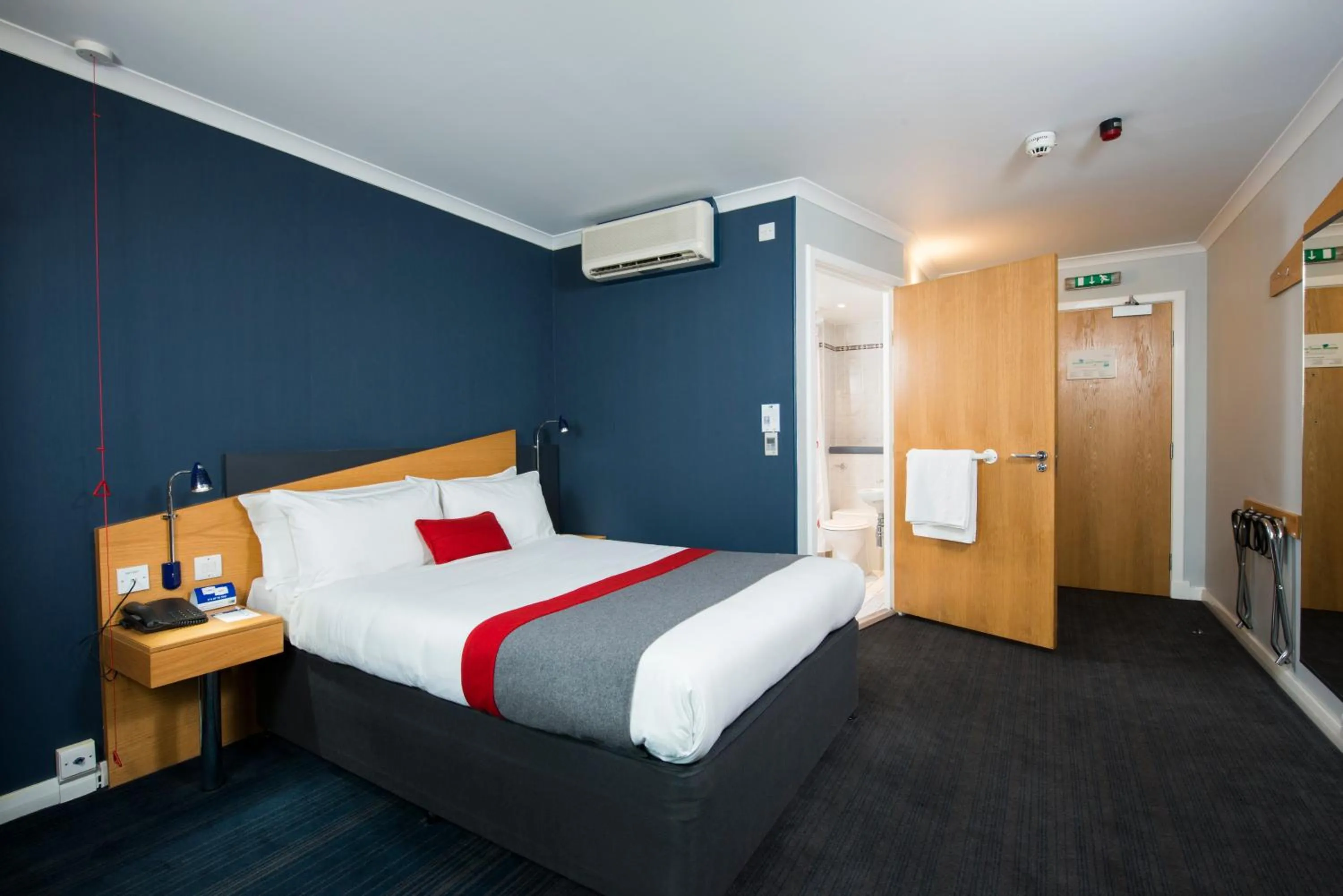 Photo of the whole room, Bed in Holiday Inn Express Derby Pride Park by IHG