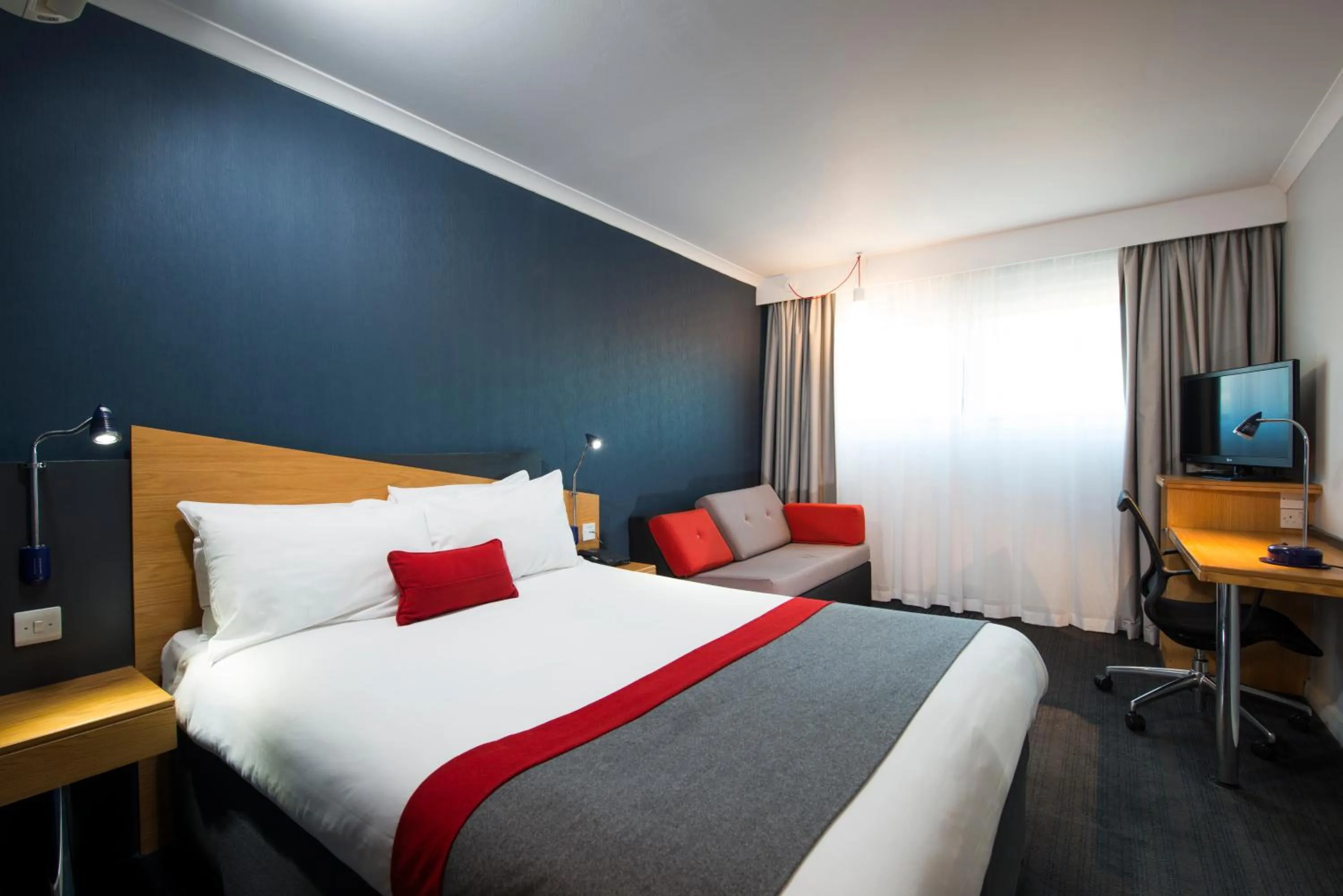 Photo of the whole room, Bed in Holiday Inn Express Derby Pride Park by IHG