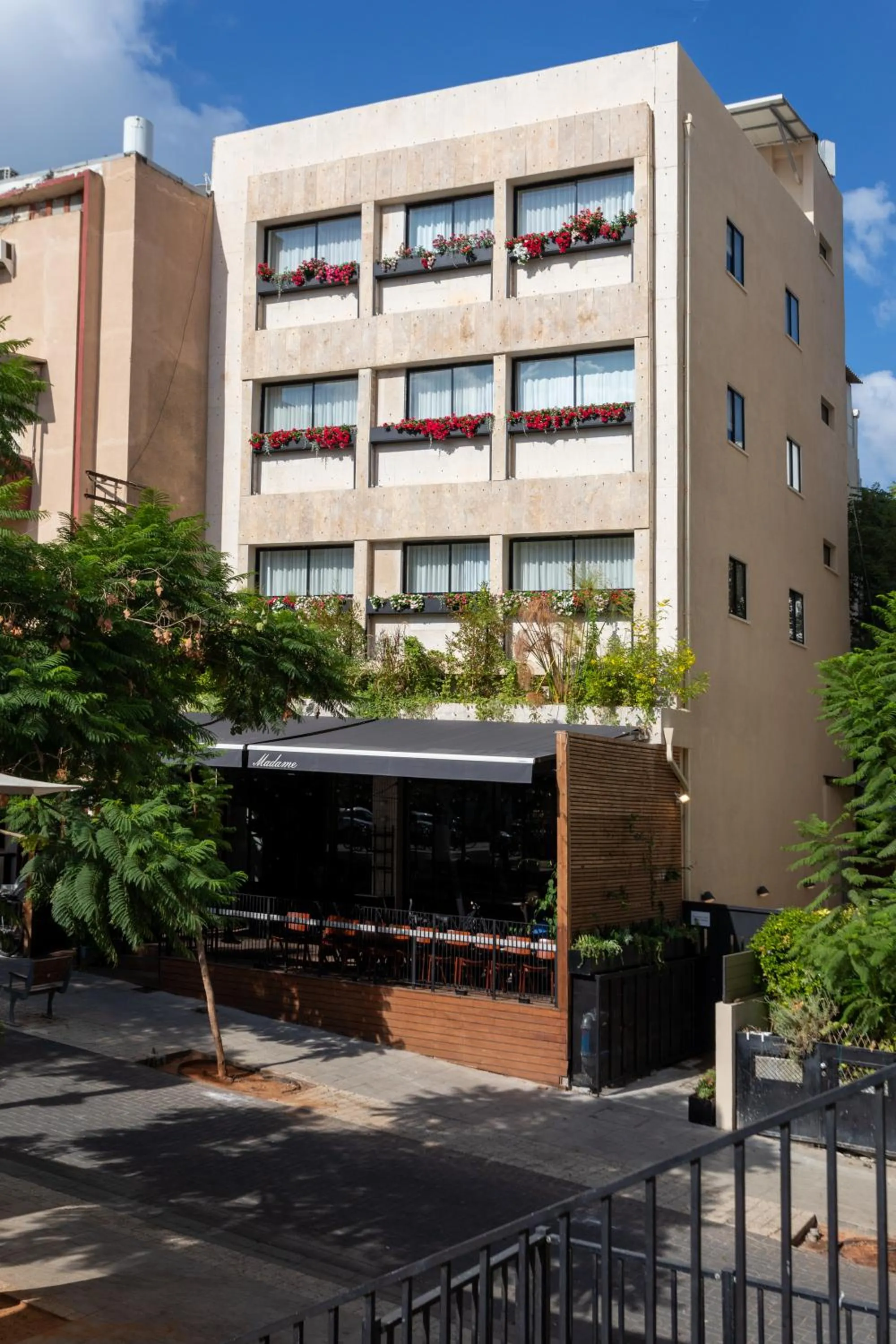 Property building in De Sheinkin