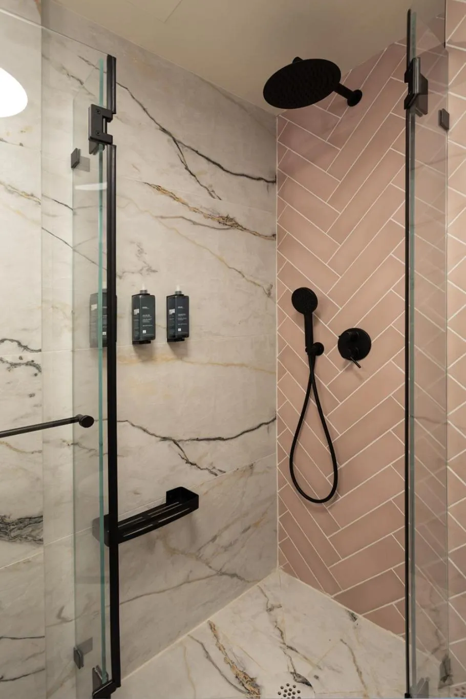 Shower in De Sheinkin