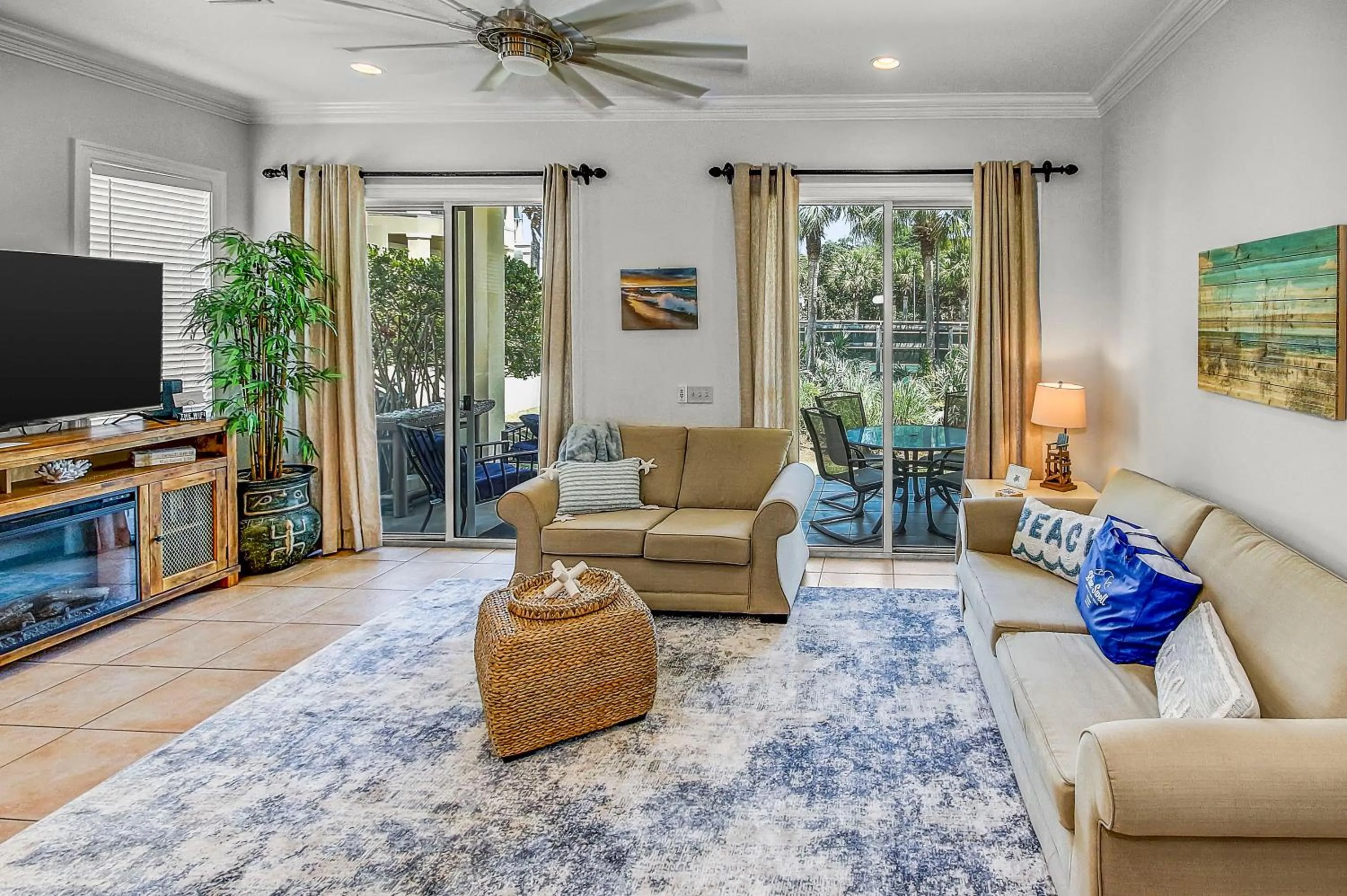 Photo of the whole room in 136 La Valencia Cir - At Peace