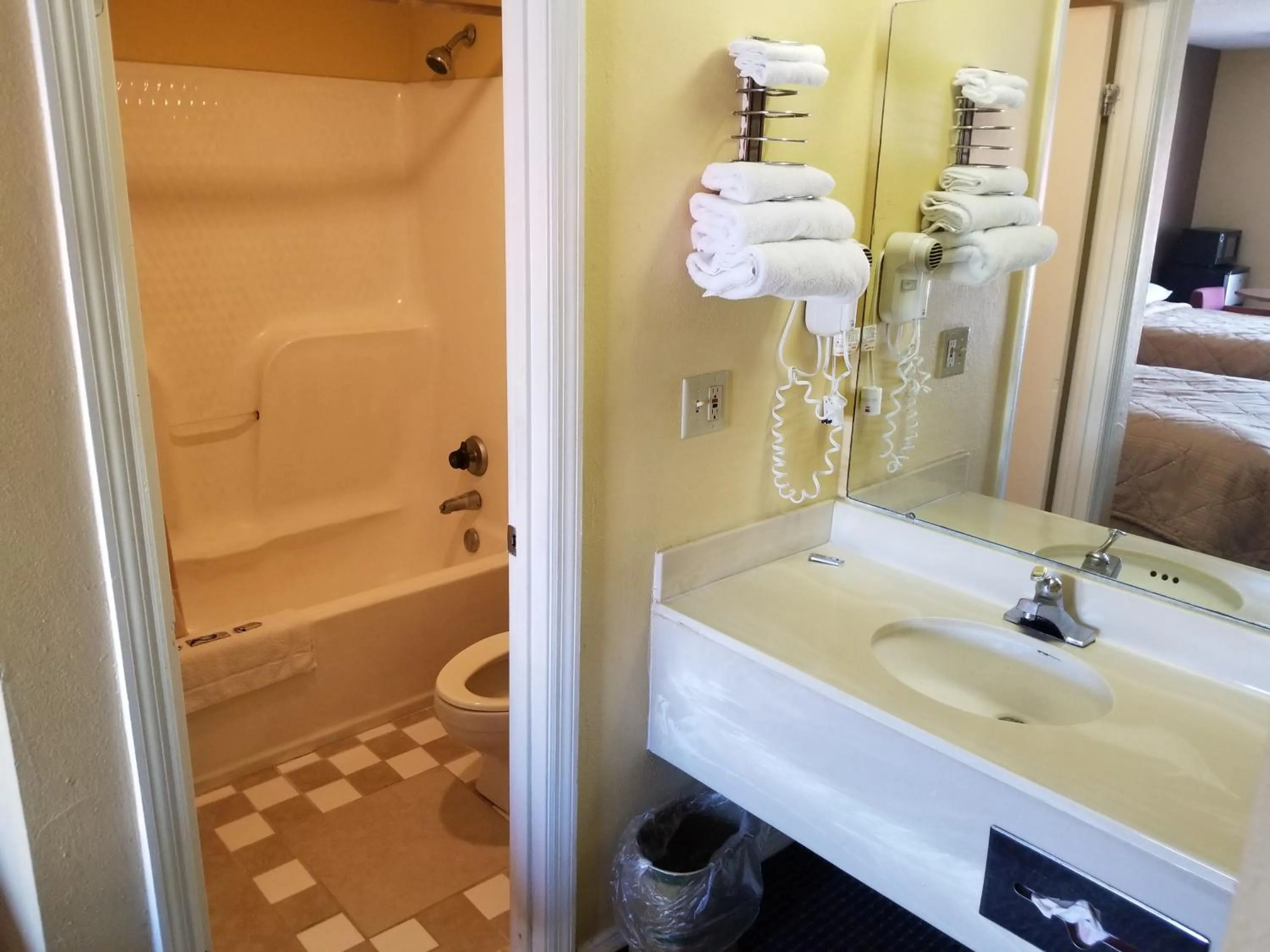 Bathroom in Americas Best Inn - Savannah I-95