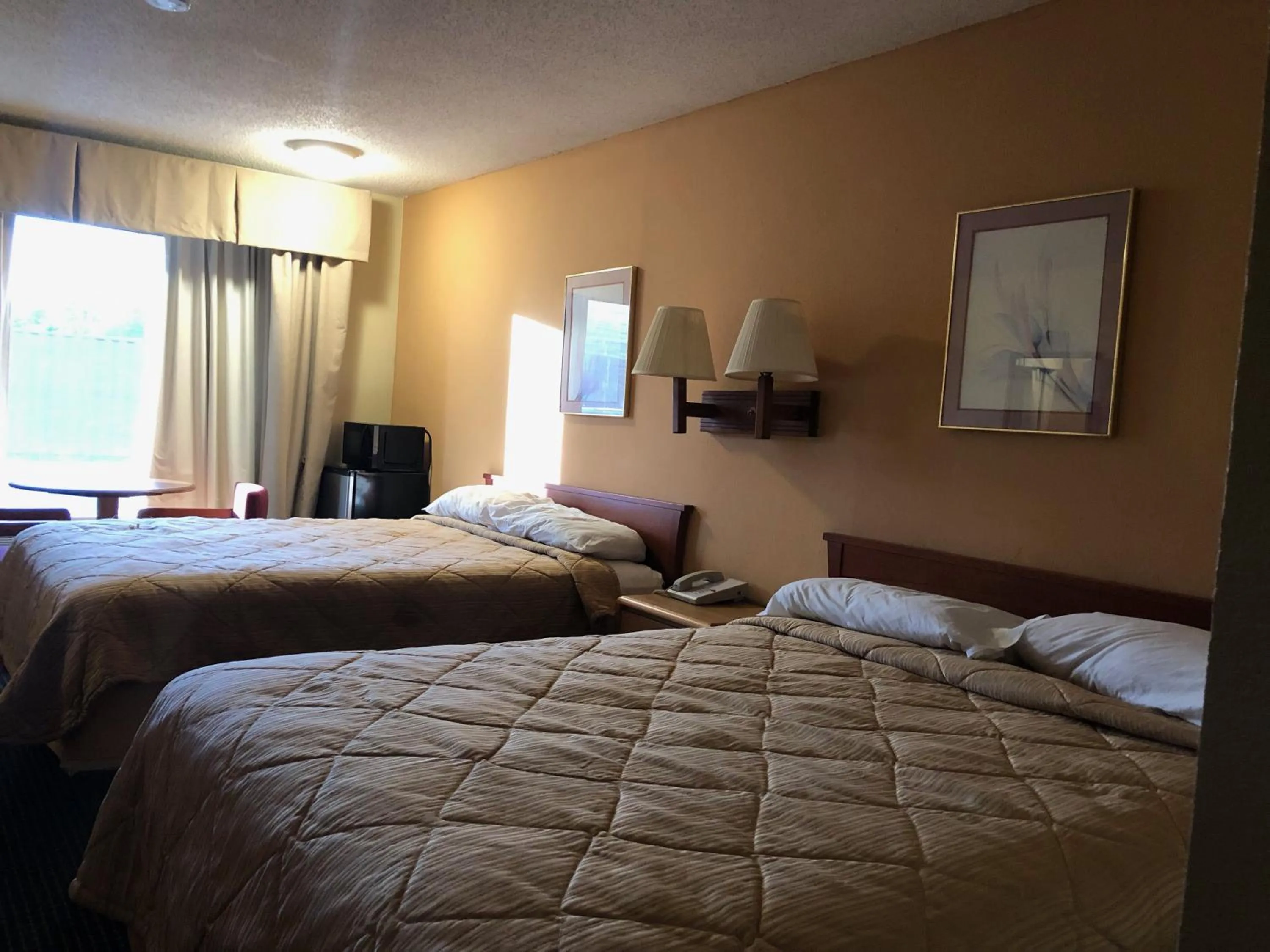 Bedroom, Bed in Americas Best Inn - Savannah I-95