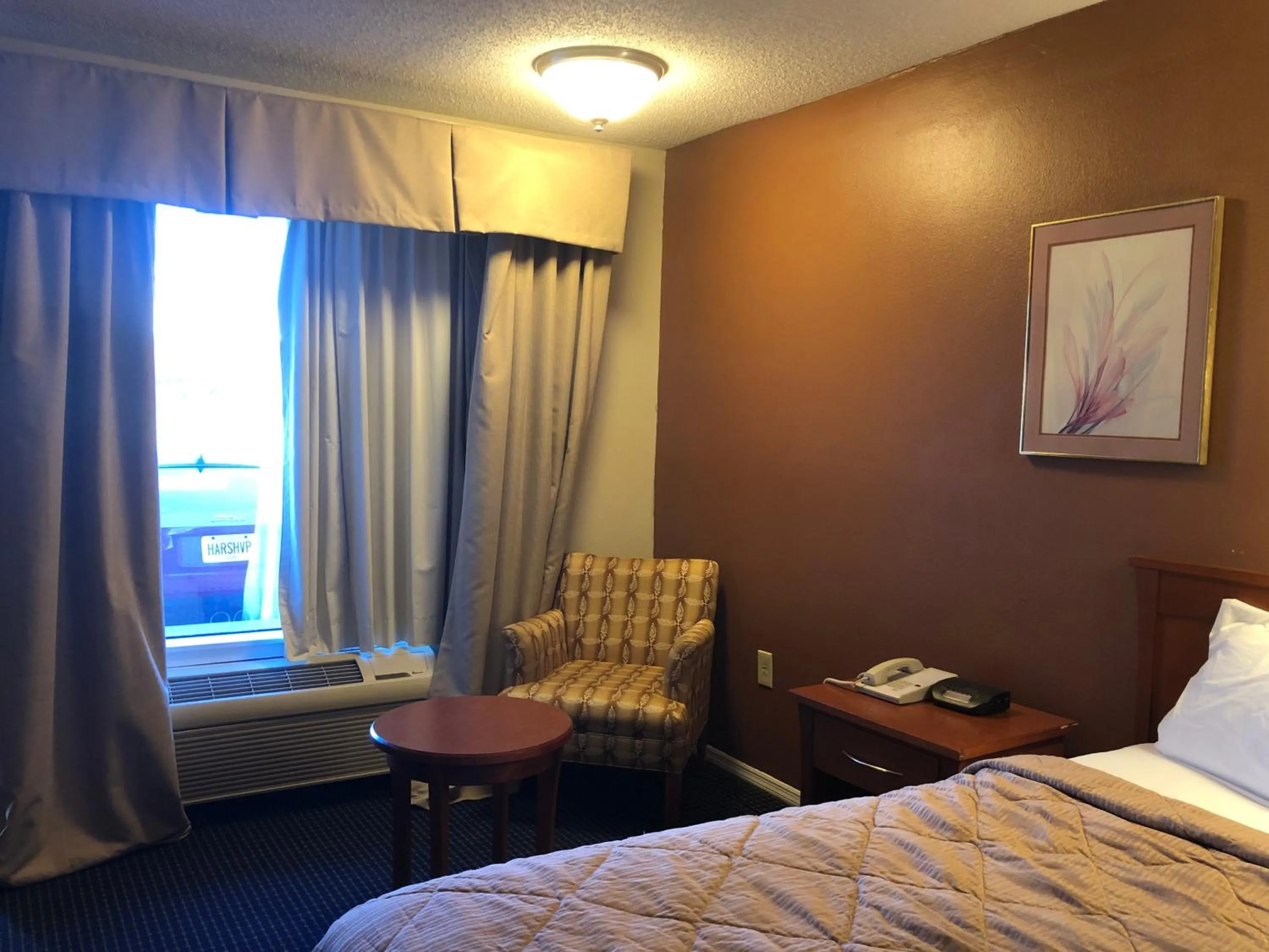 Seating area, Bed in Americas Best Inn - Savannah I-95