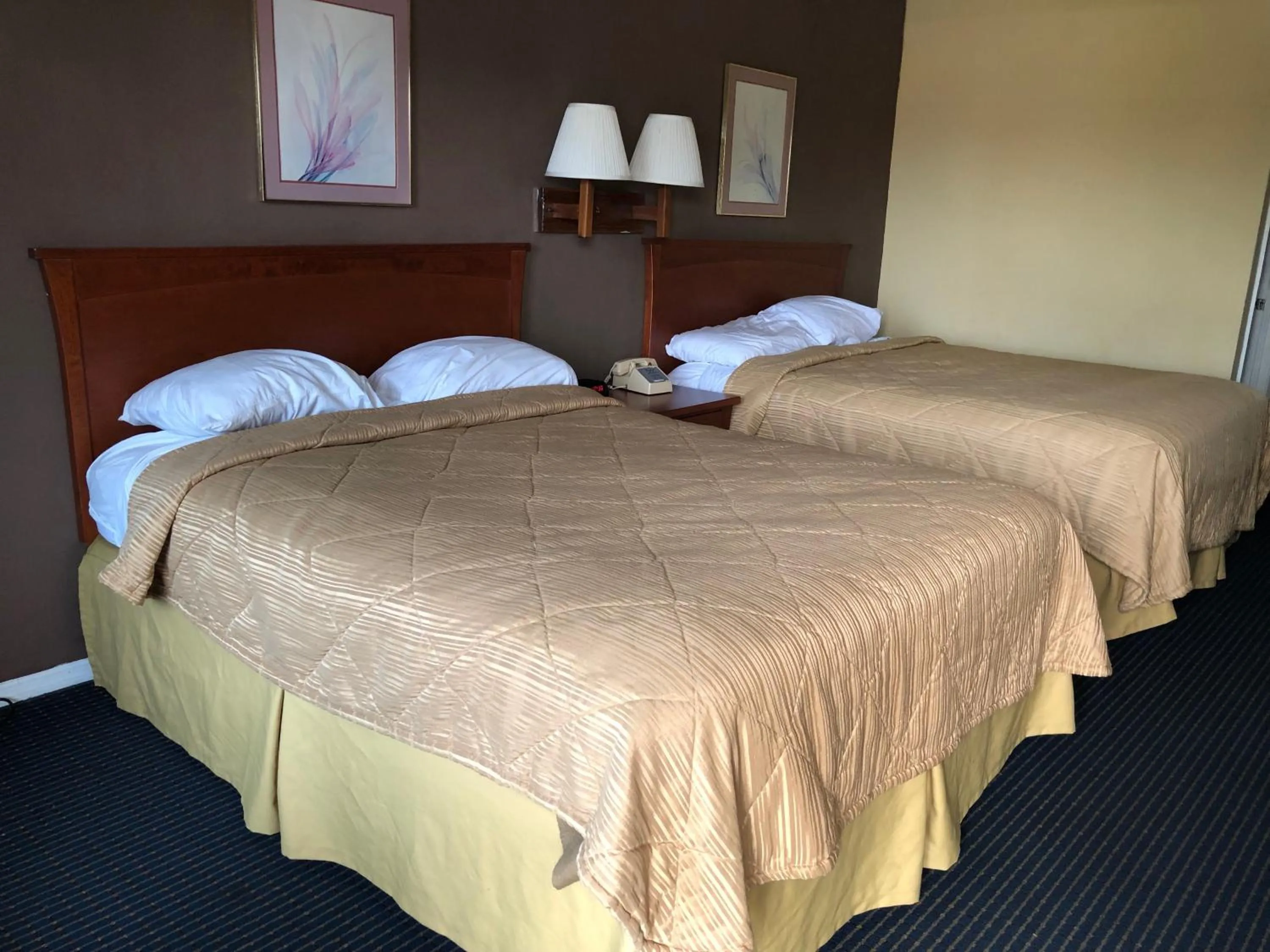 Bed in Americas Best Inn - Savannah I-95