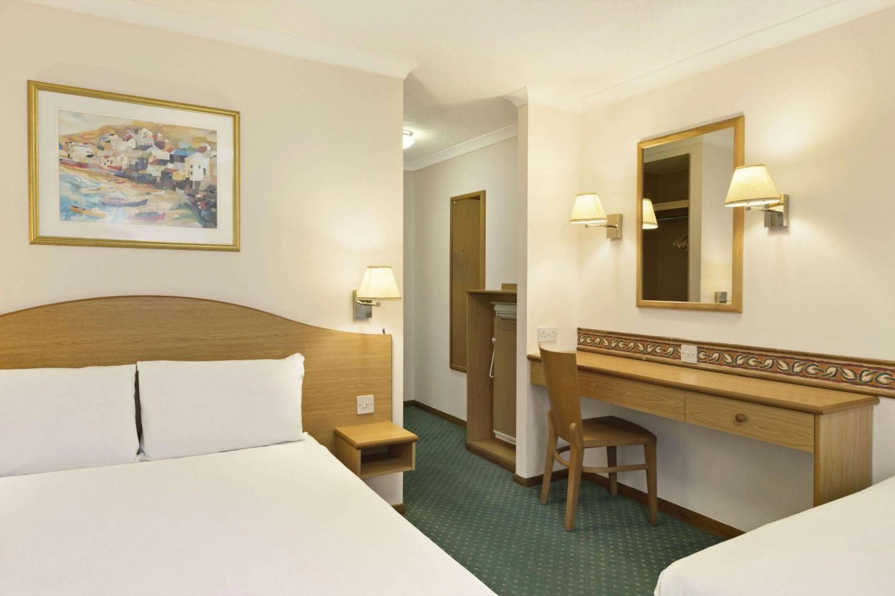 Photo of the whole room, Bed in Days Inn Hotel Leicester