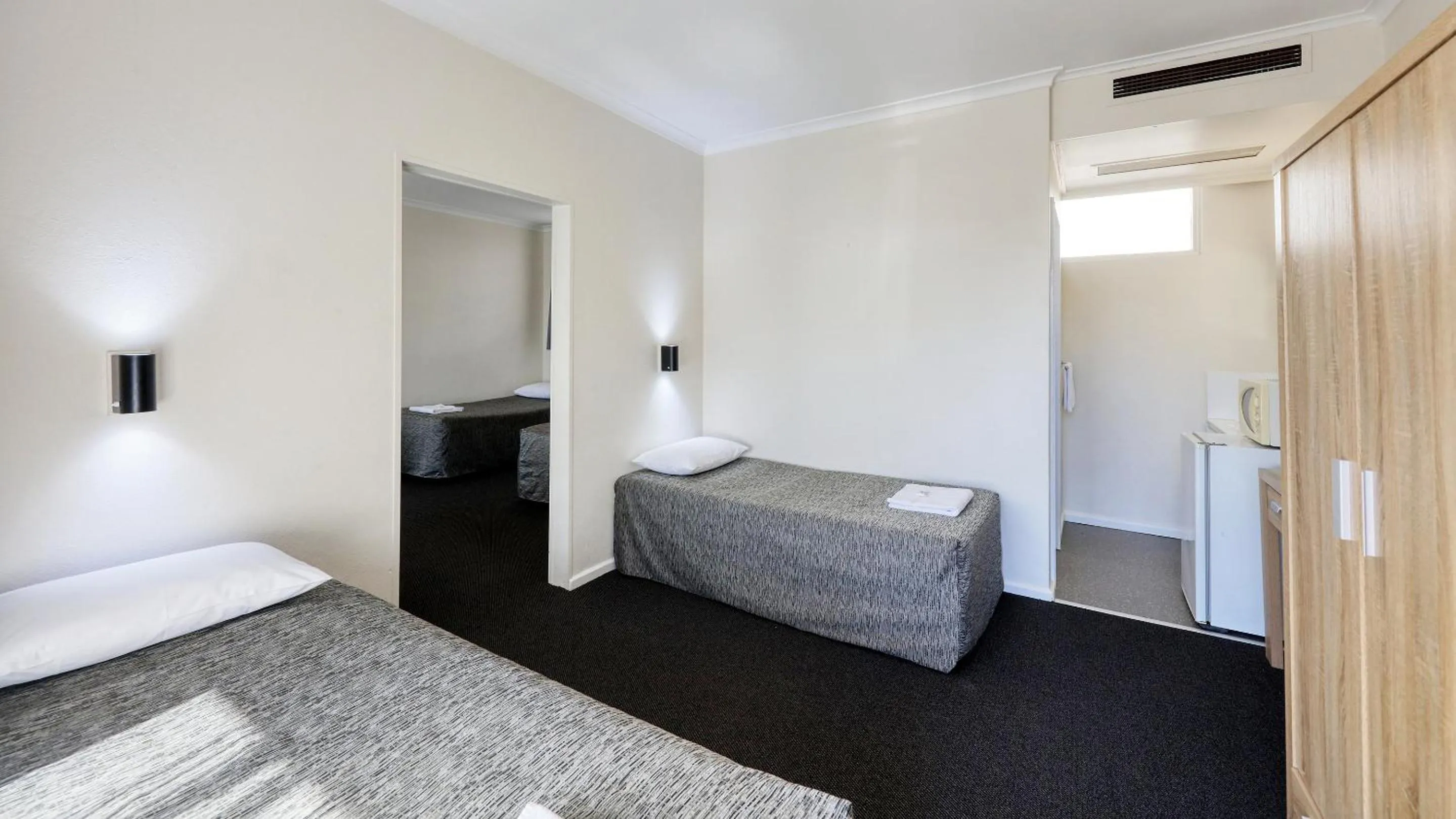 Bed in Coachman Hotel Motel