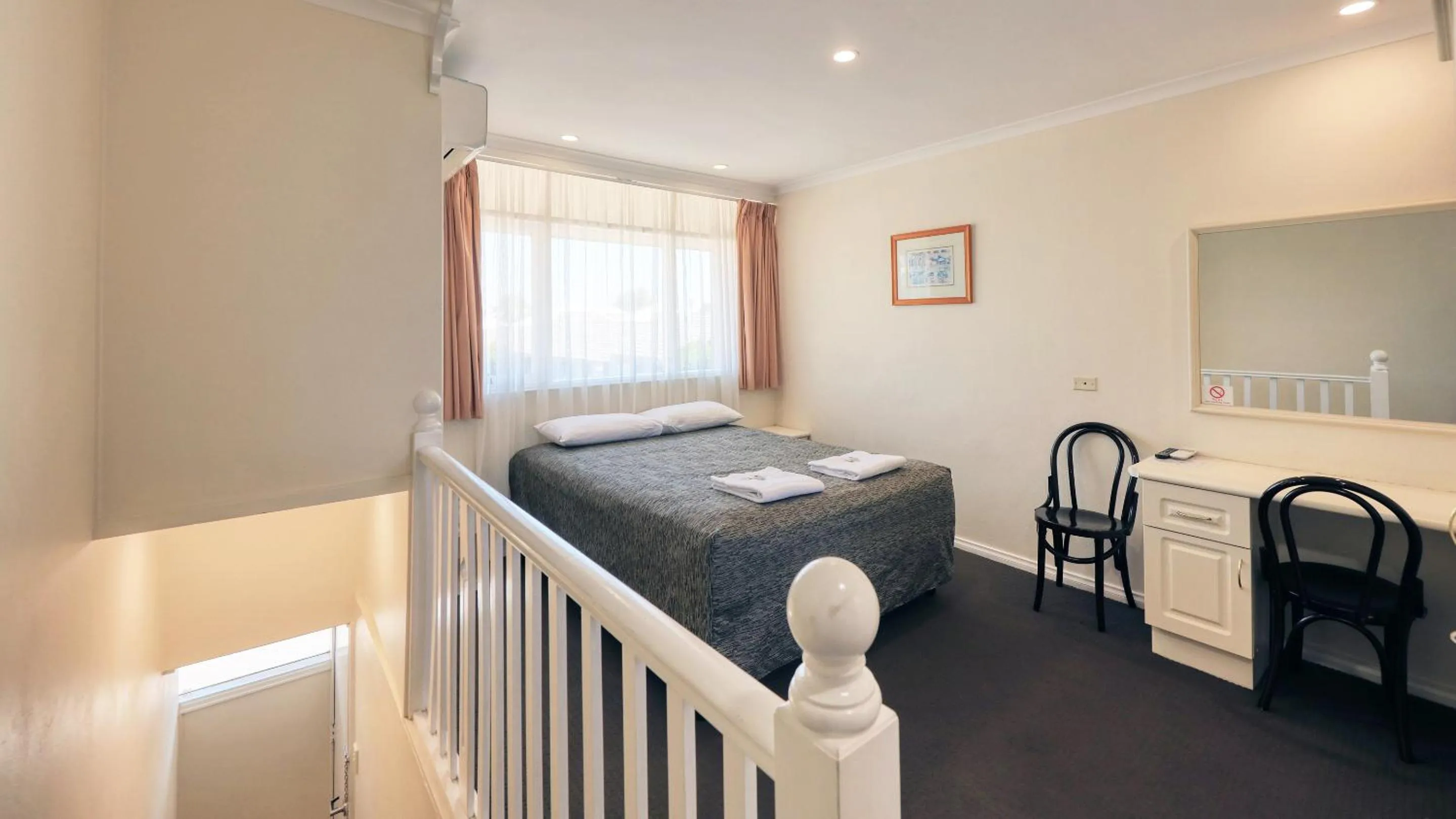 Bed in Coachman Hotel Motel