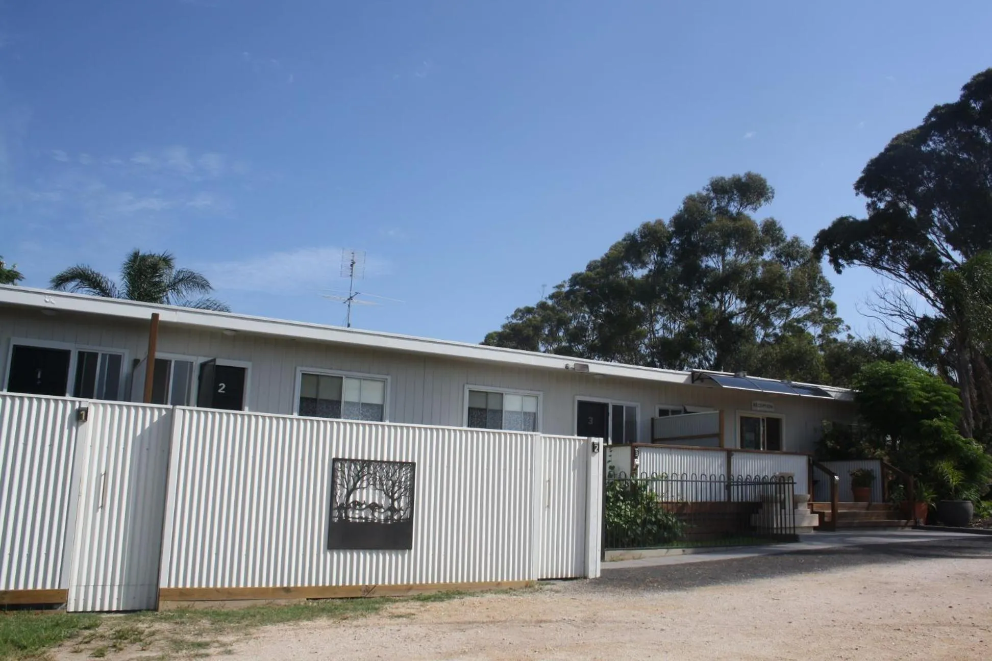 Facade/entrance in Top of the Lake Holiday Units