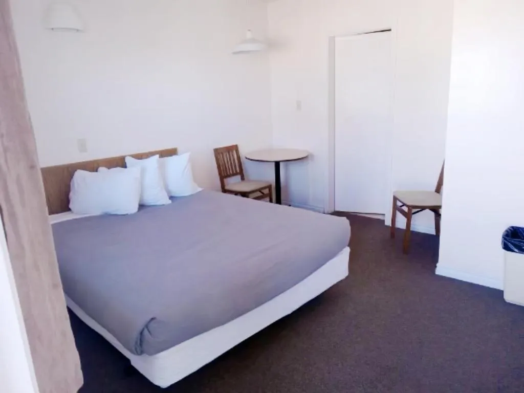 Photo of the whole room, Bed in Cardston Inn