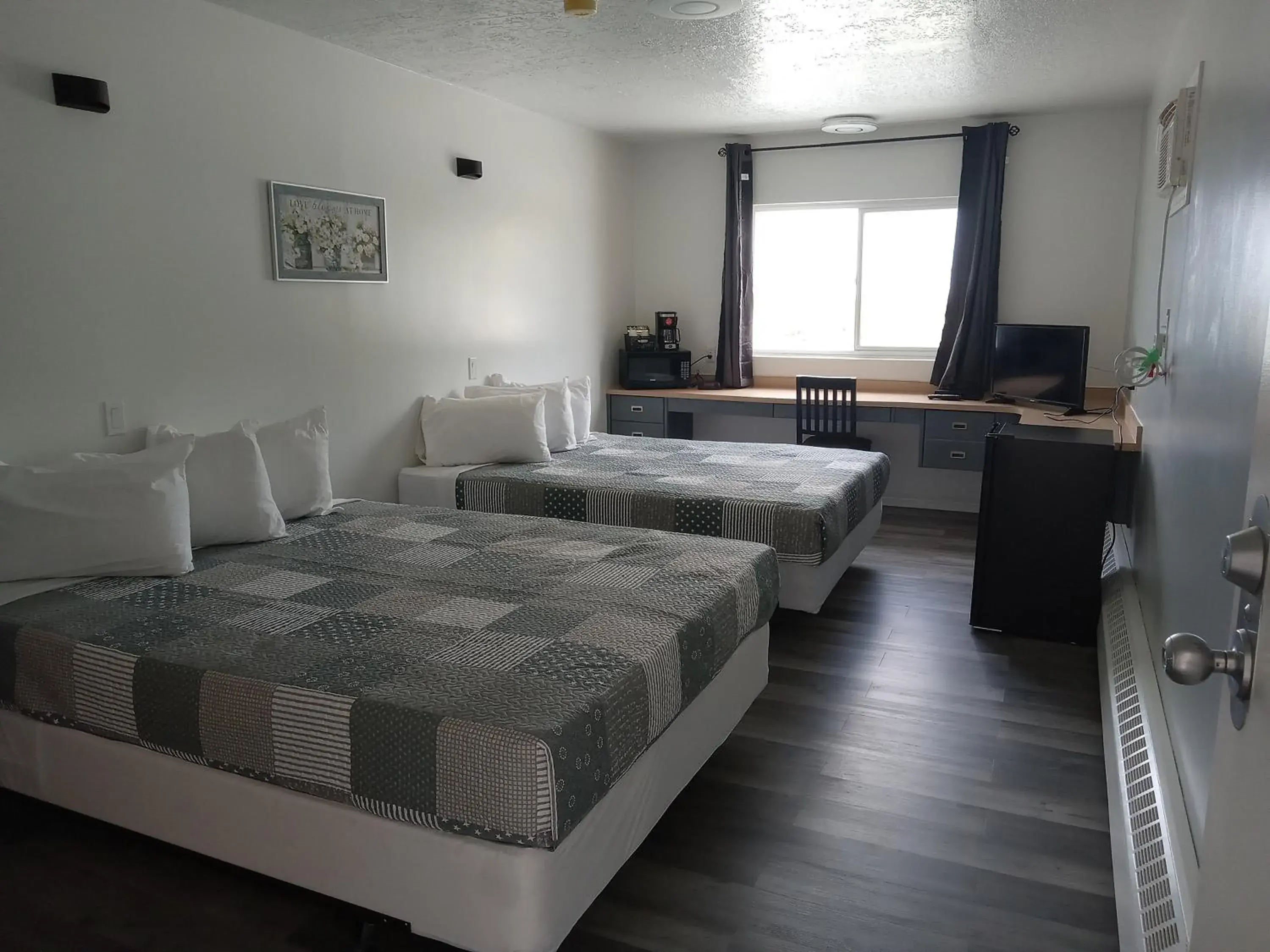 Queen Room with Two Queen Beds - Non-Smoking in Cardston Inn Queen Room with Two Queen Beds - Non-Smoking in Cardston Inn