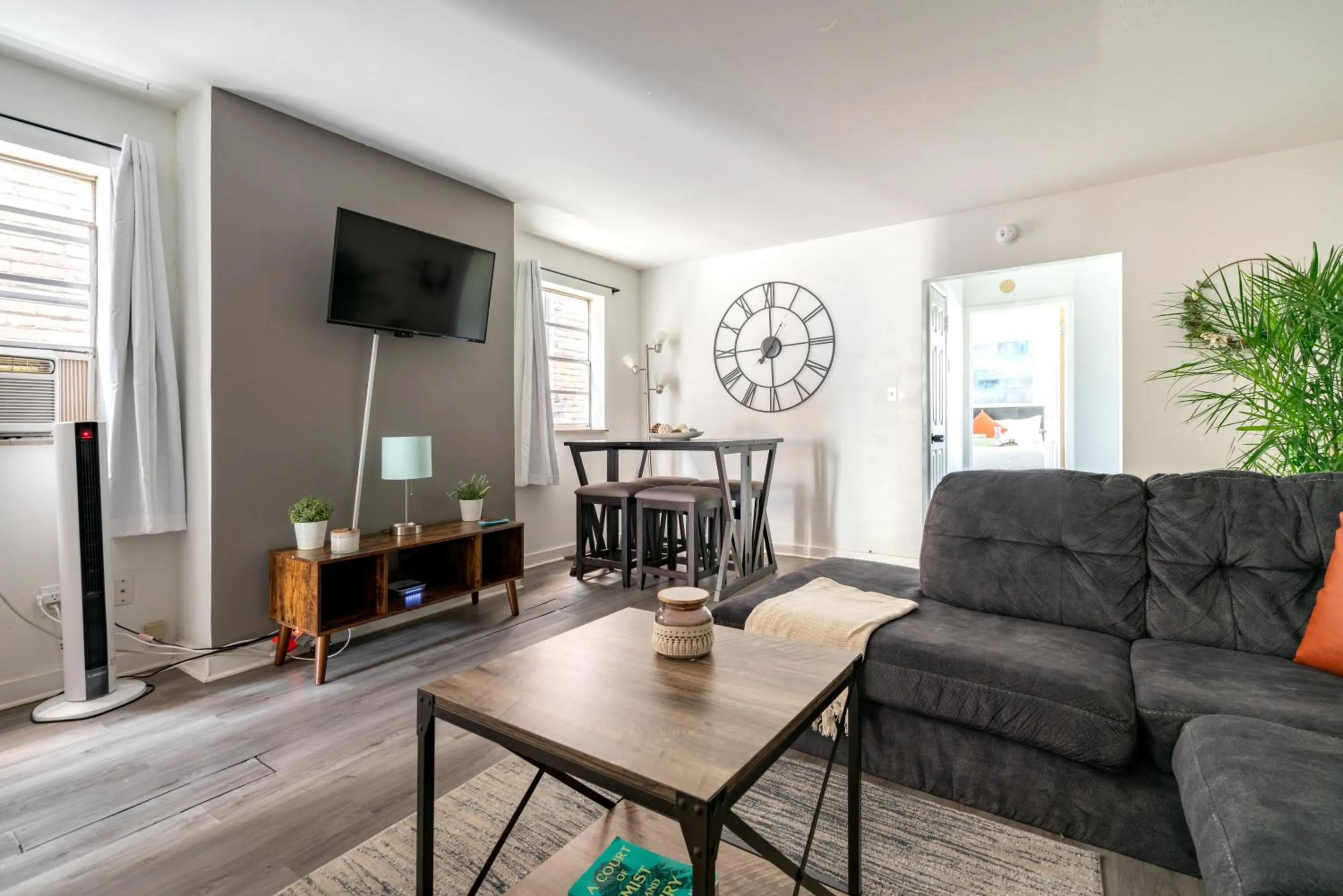 Communal lounge/ TV room in Jungle House Modern Lofts - Arena District & Short North