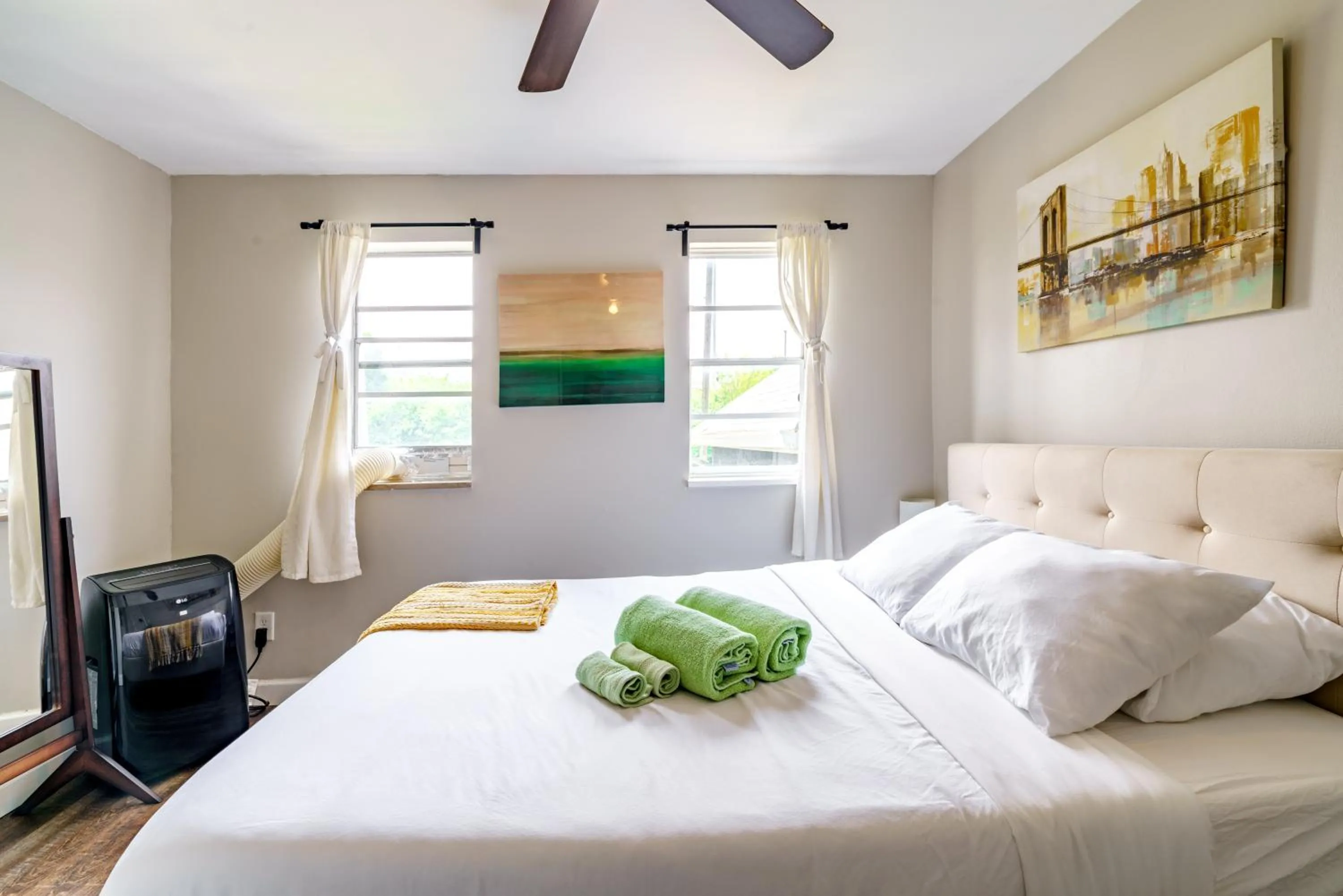 Bed in Jungle House Modern Lofts - Arena District & Short North