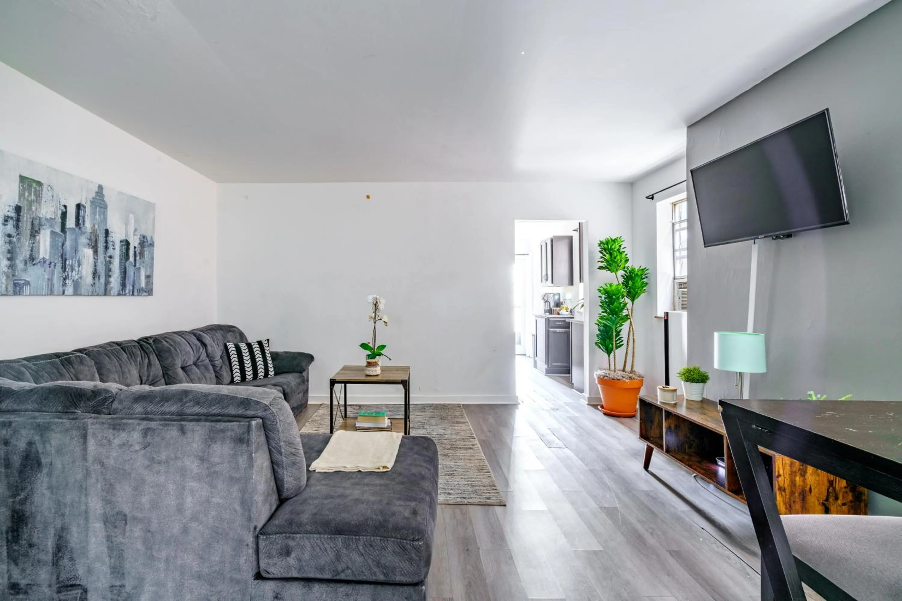Communal lounge/ TV room in Jungle House Modern Lofts - Arena District & Short North