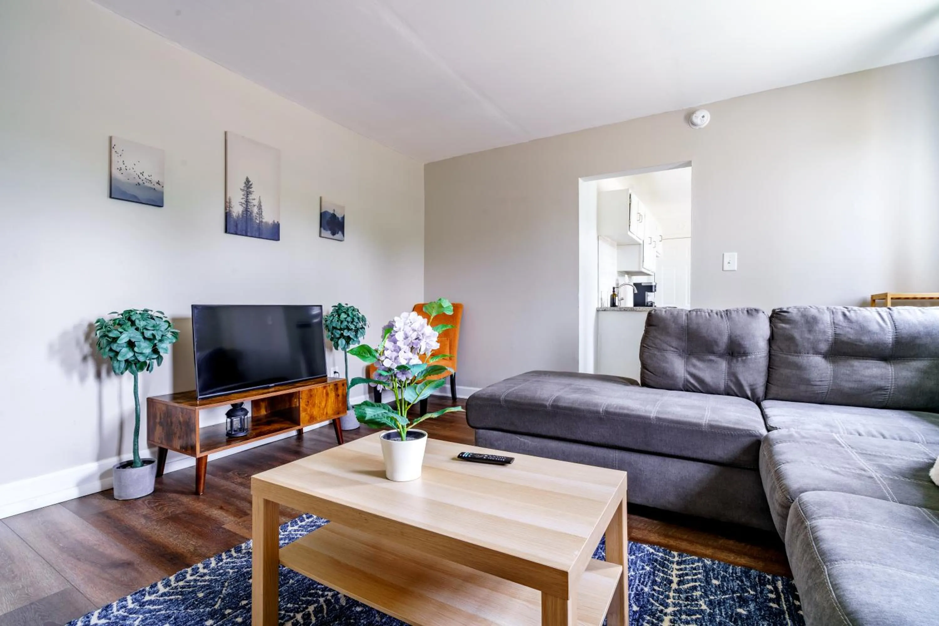 Communal lounge/ TV room in Jungle House Modern Lofts - Arena District & Short North