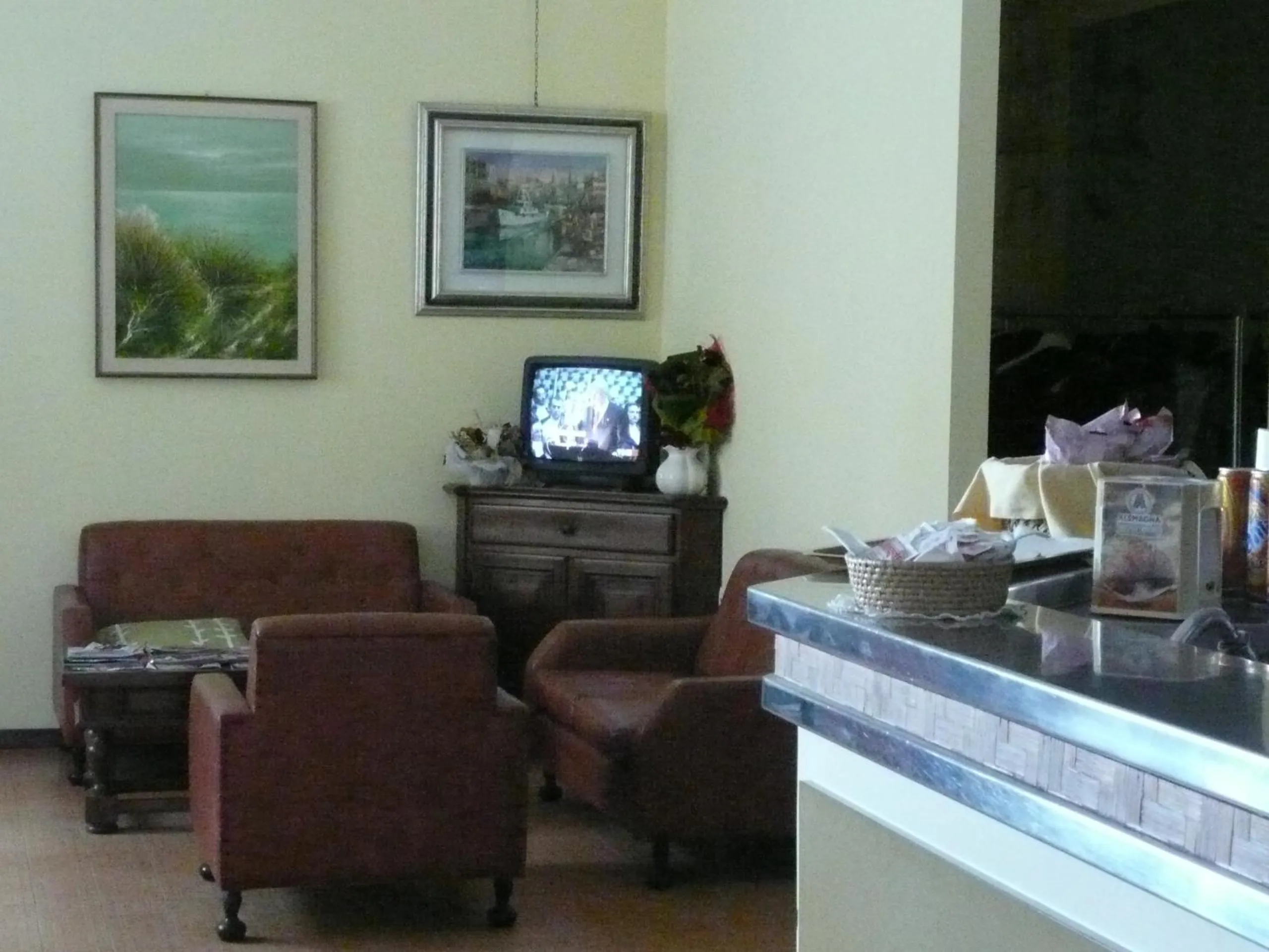 Communal lounge/ TV room in Albergo Tenda Verde