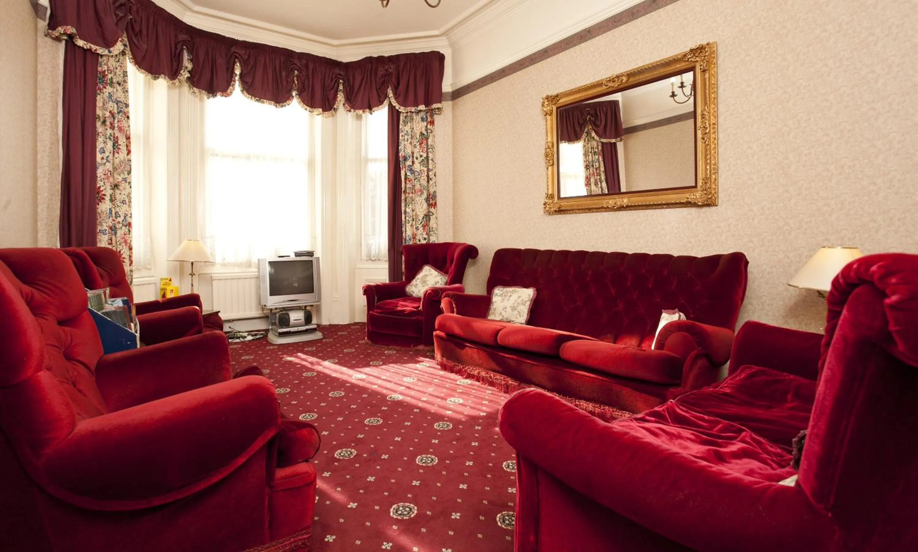 Living room in Denewood Hotel