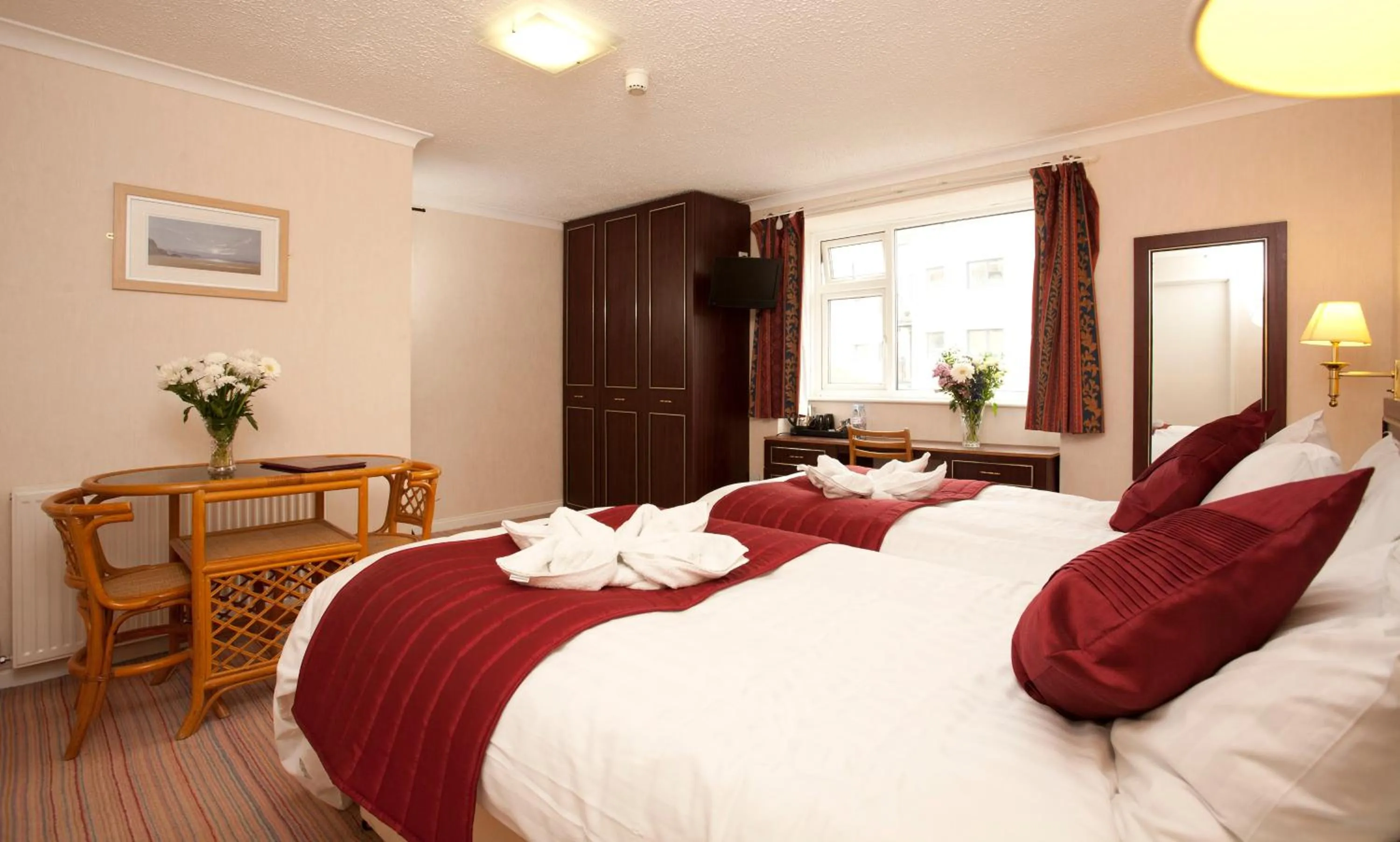 Photo of the whole room, Bed in Denewood Hotel