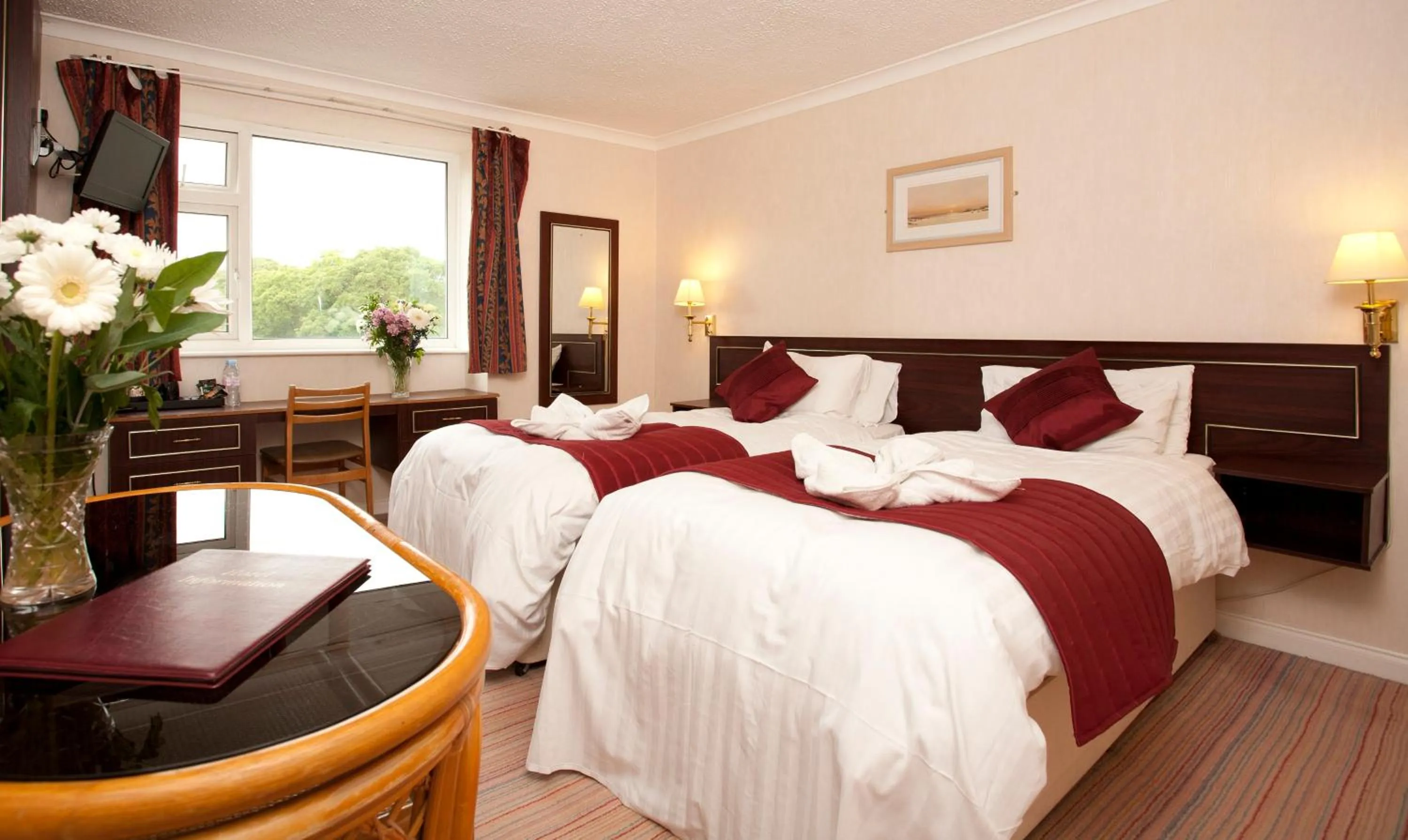 Bed in Denewood Hotel