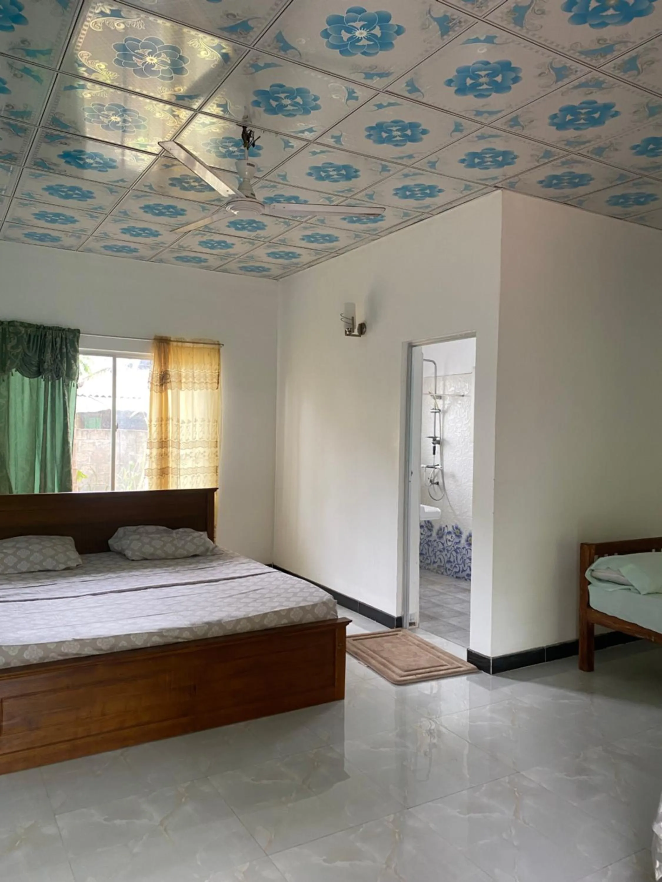 Bed in Island Breeze Inn