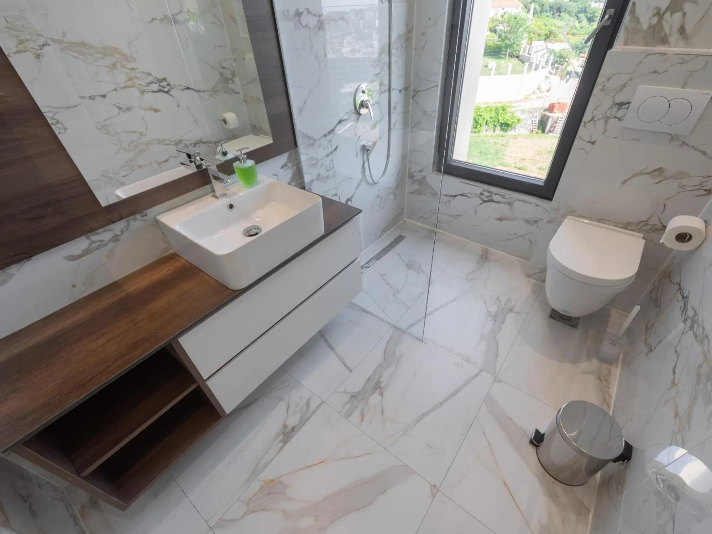 Shower in Hotel Diman