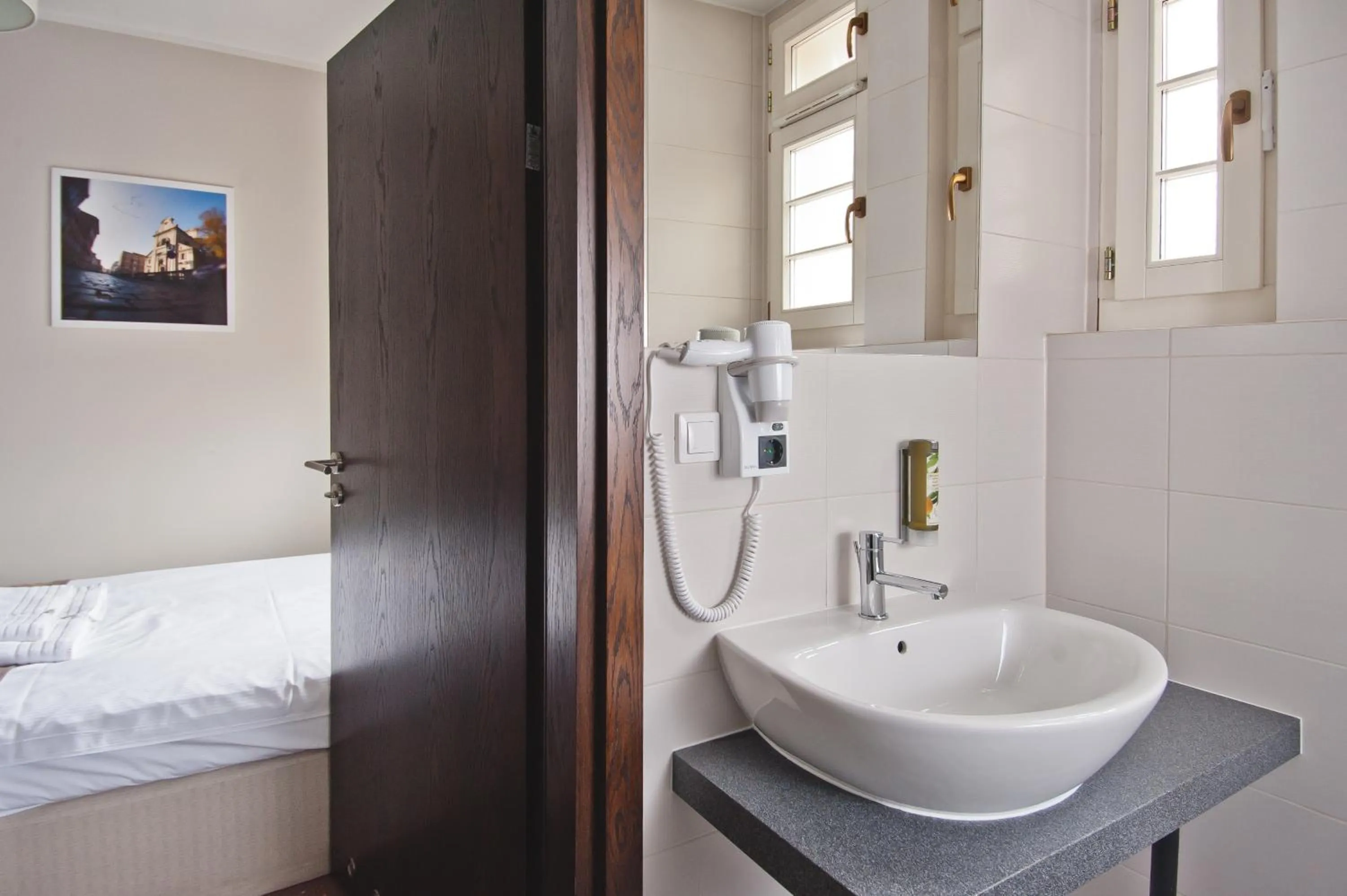 Bathroom, Bed in B&B Wieniawa PARKING I ŚNIADANIE W CENIE! BREAKFAST AND PARKING INCLUDED!