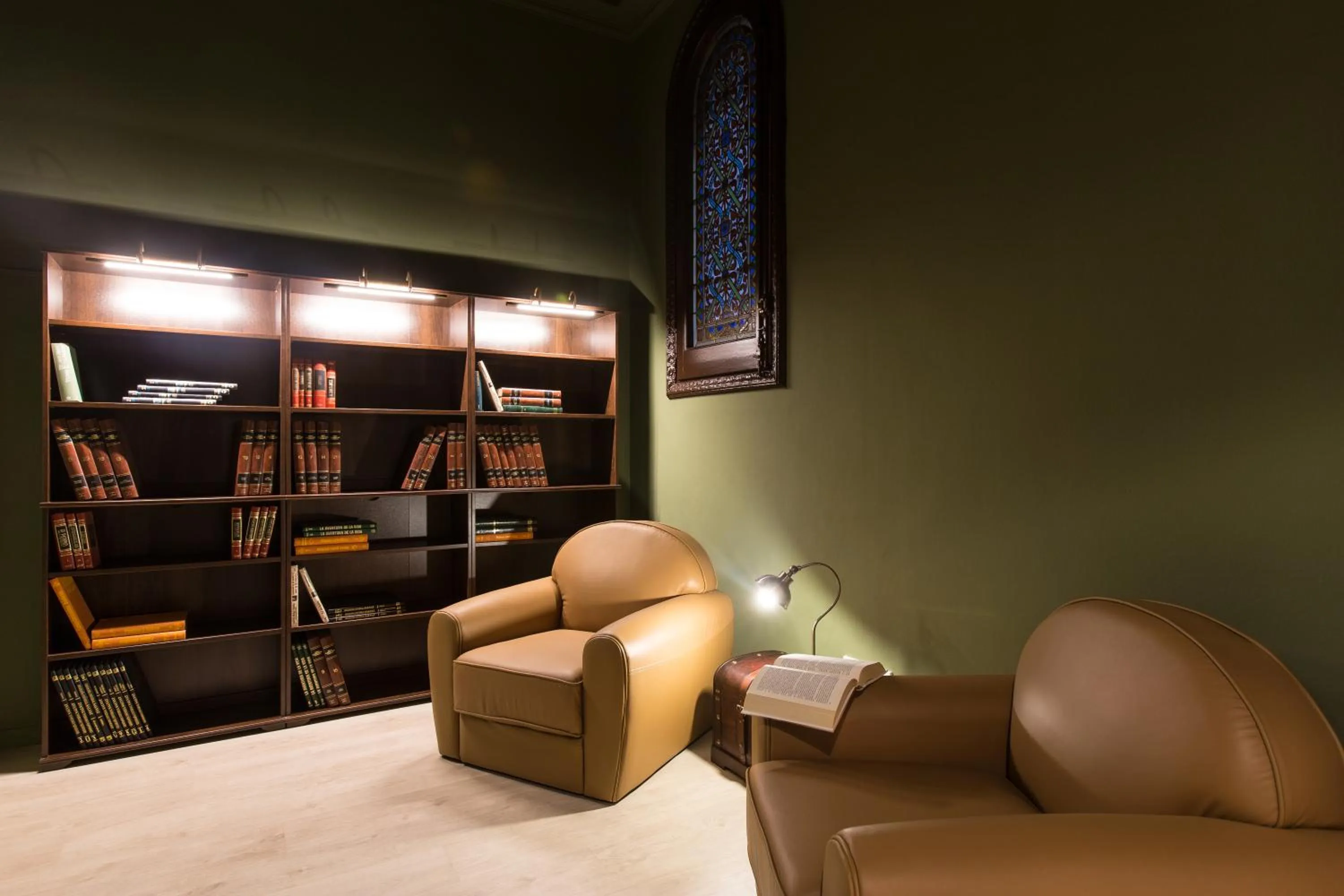 Library in Izaila Plaza Catalunya