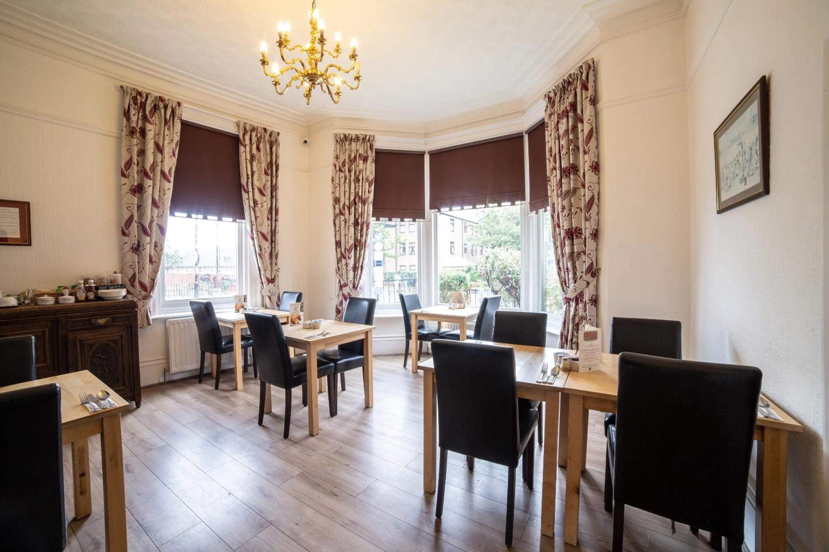 Restaurant/places to eat in The Douglas Hotel