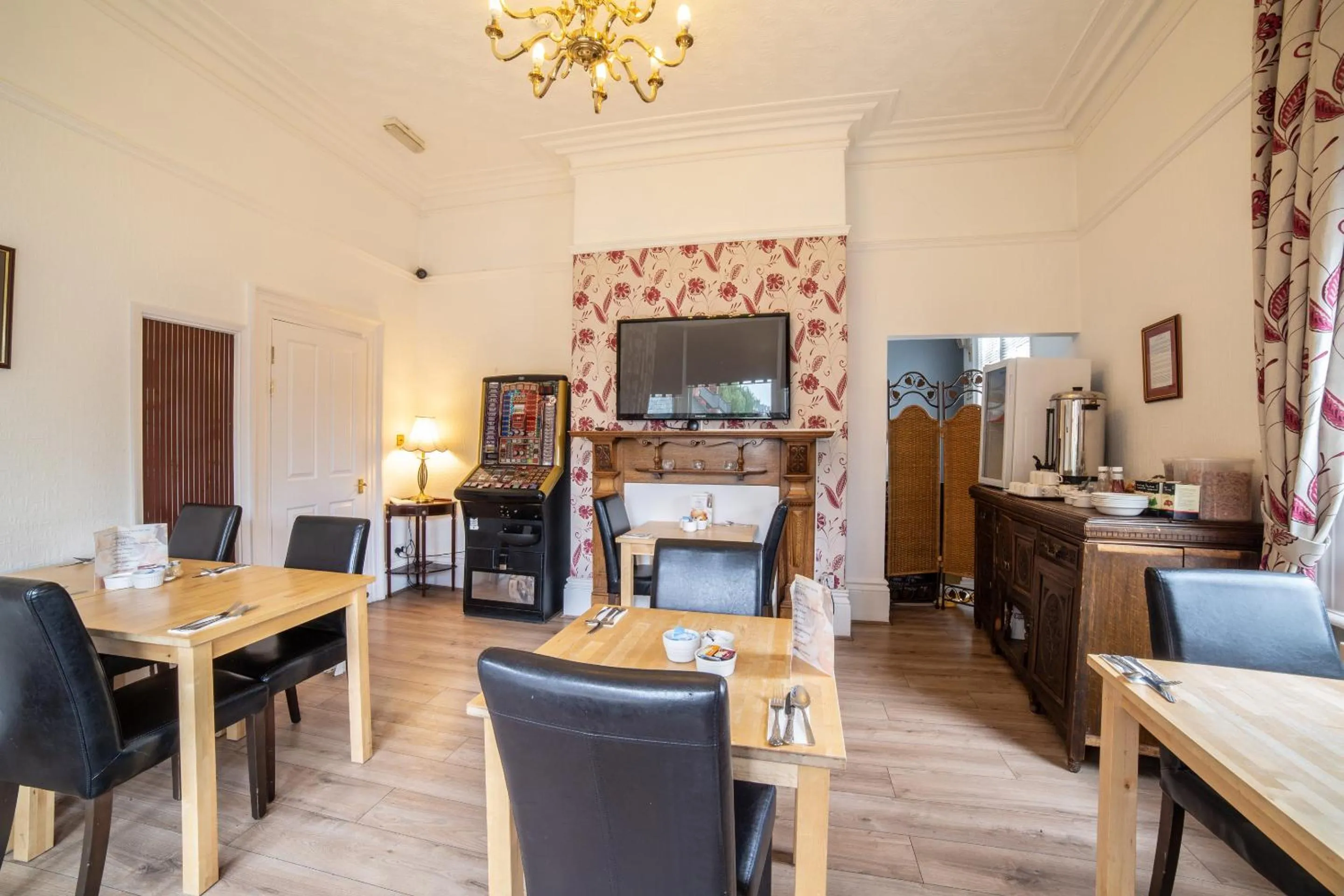 Restaurant/places to eat in The Douglas Hotel