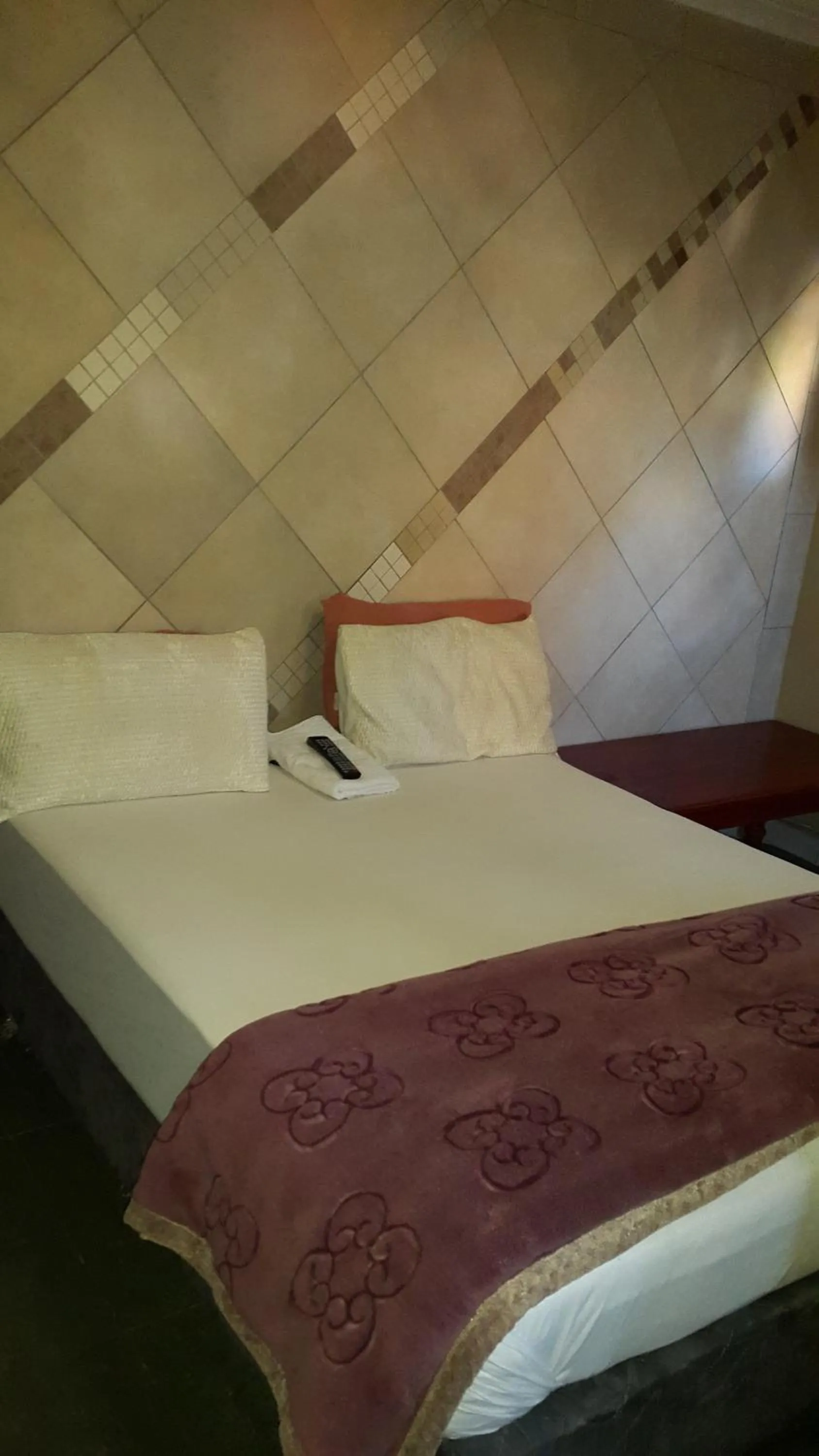 Bedroom, Bed in Legacy Guest Lodge