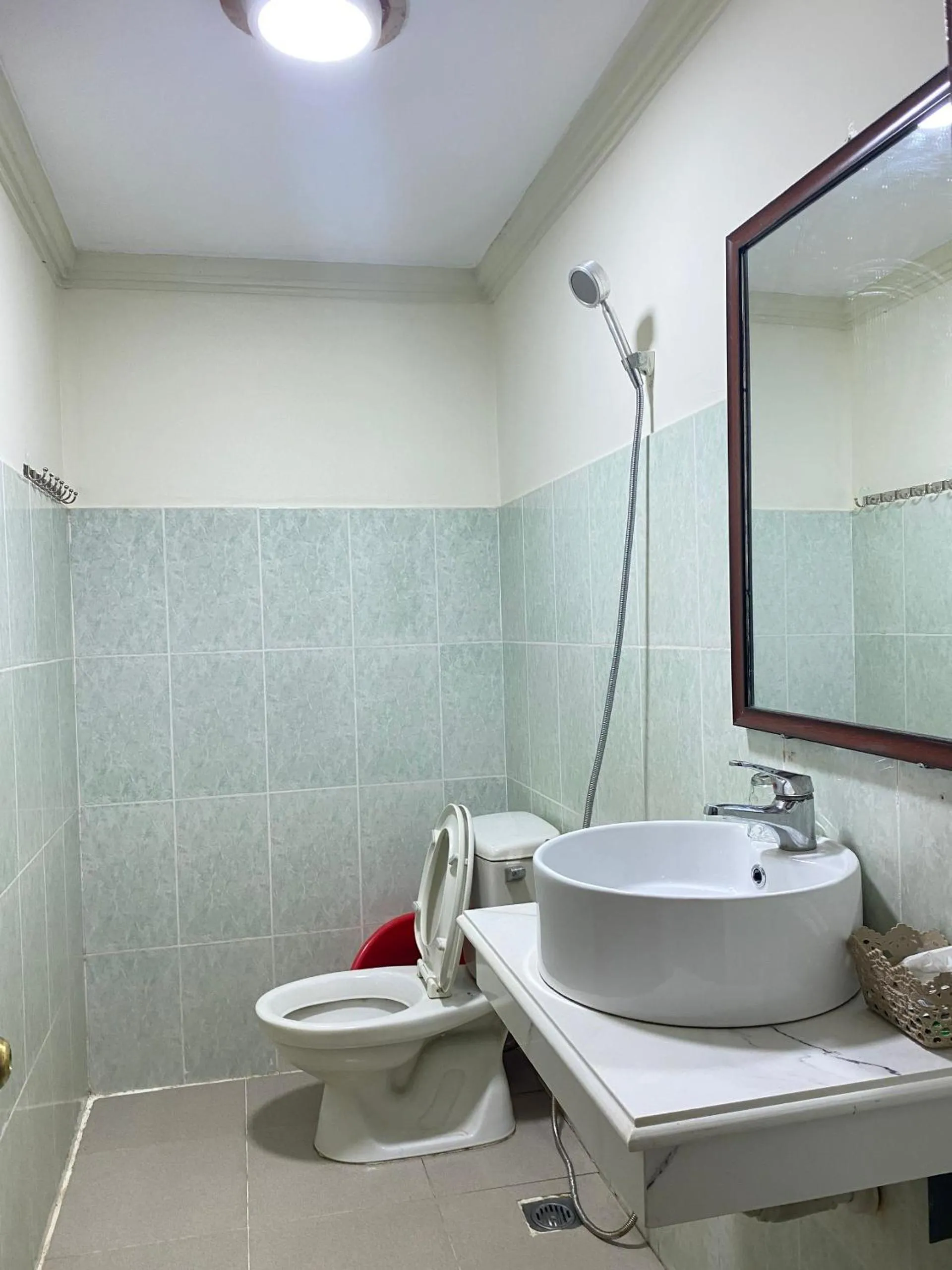 Shower in Khách sạn Ban Mê Xanh (Ban Me Xanh Hotel)