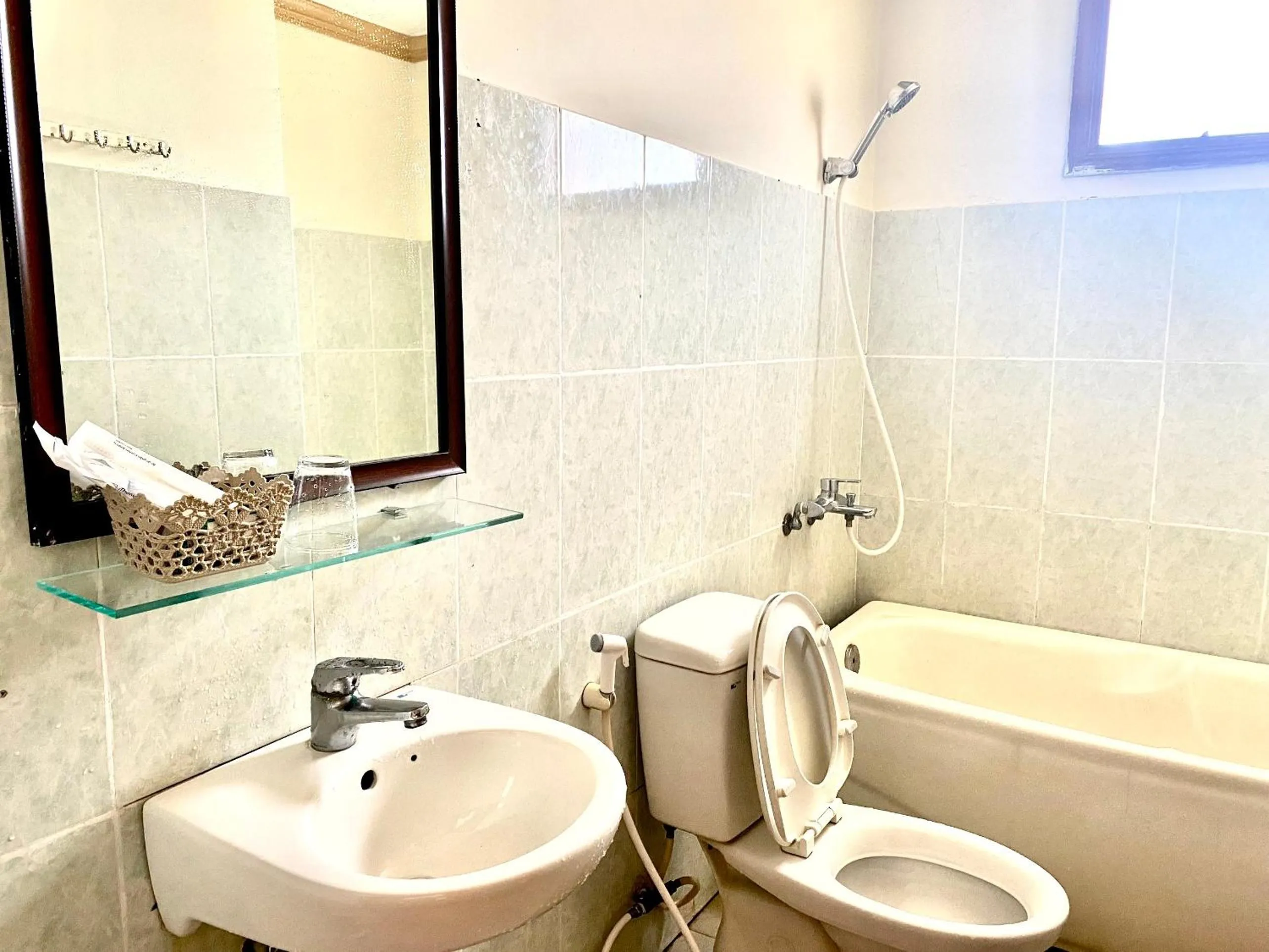 Shower in Khách sạn Ban Mê Xanh (Ban Me Xanh Hotel)