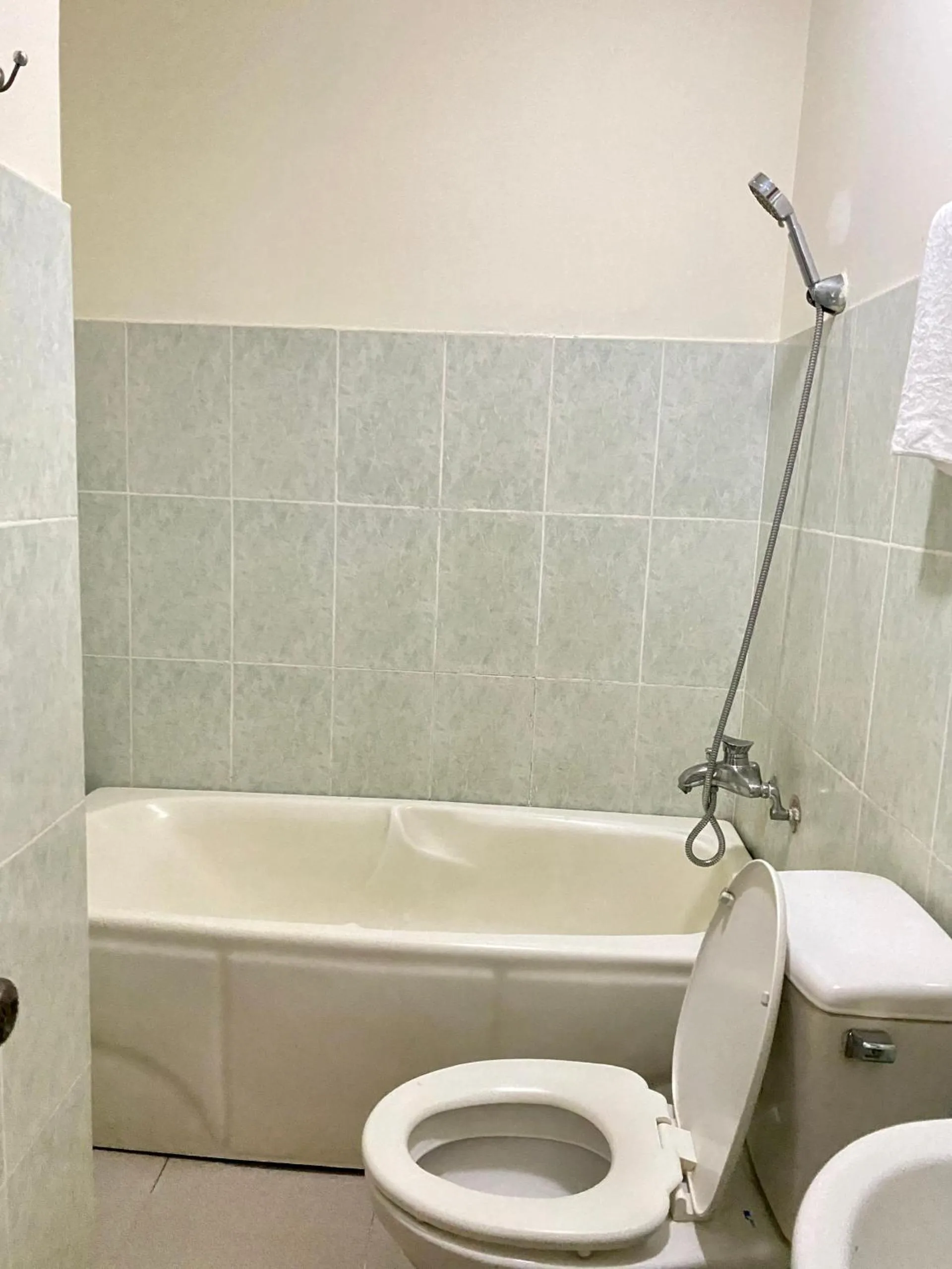 Shower in Khách sạn Ban Mê Xanh (Ban Me Xanh Hotel)