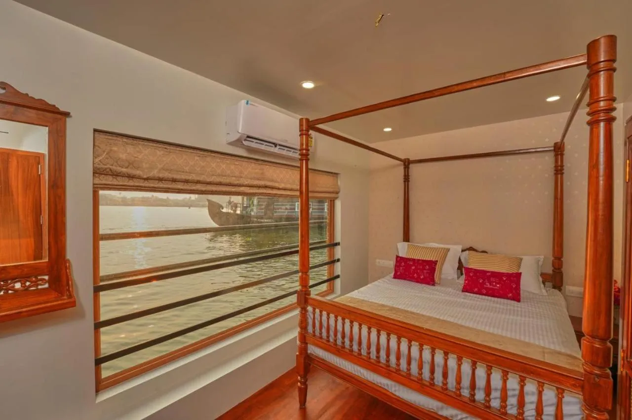 Double Room with Lake View in Venice Premium Houseboats Alleppey