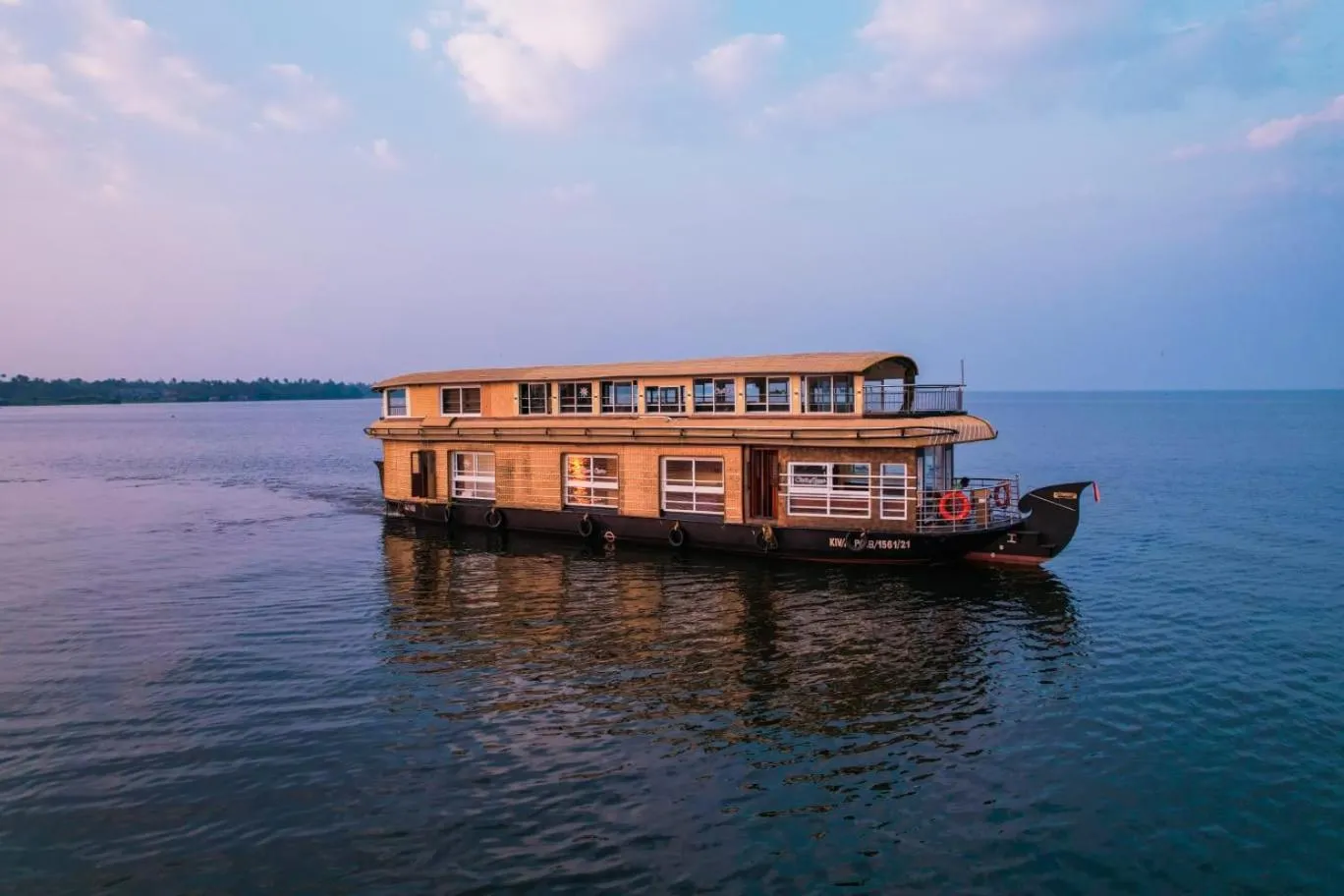 Property building in Venice Premium Houseboats Alleppey