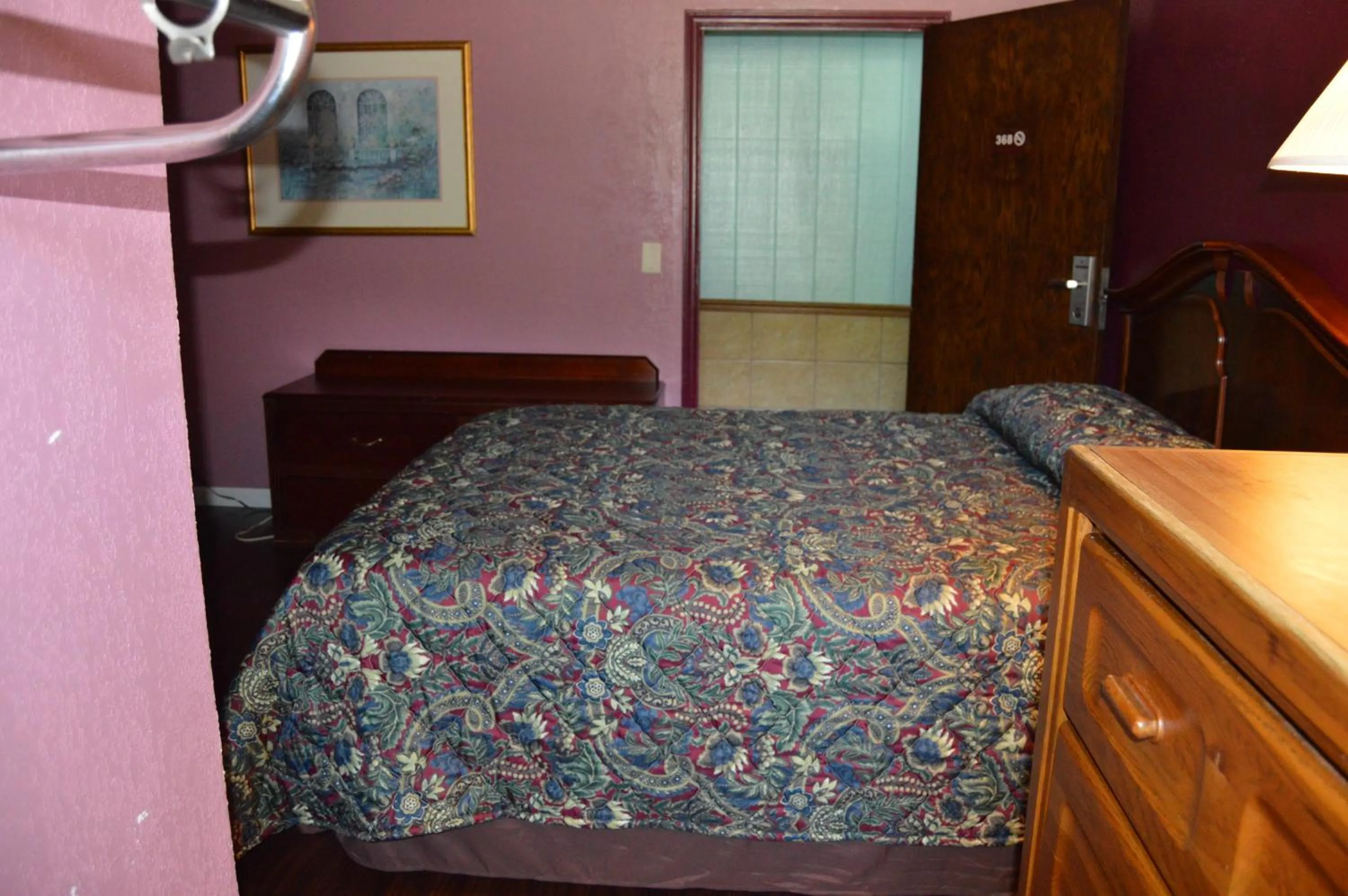 Bedroom, Bed in Budget Inn Richlands Claypool Hill