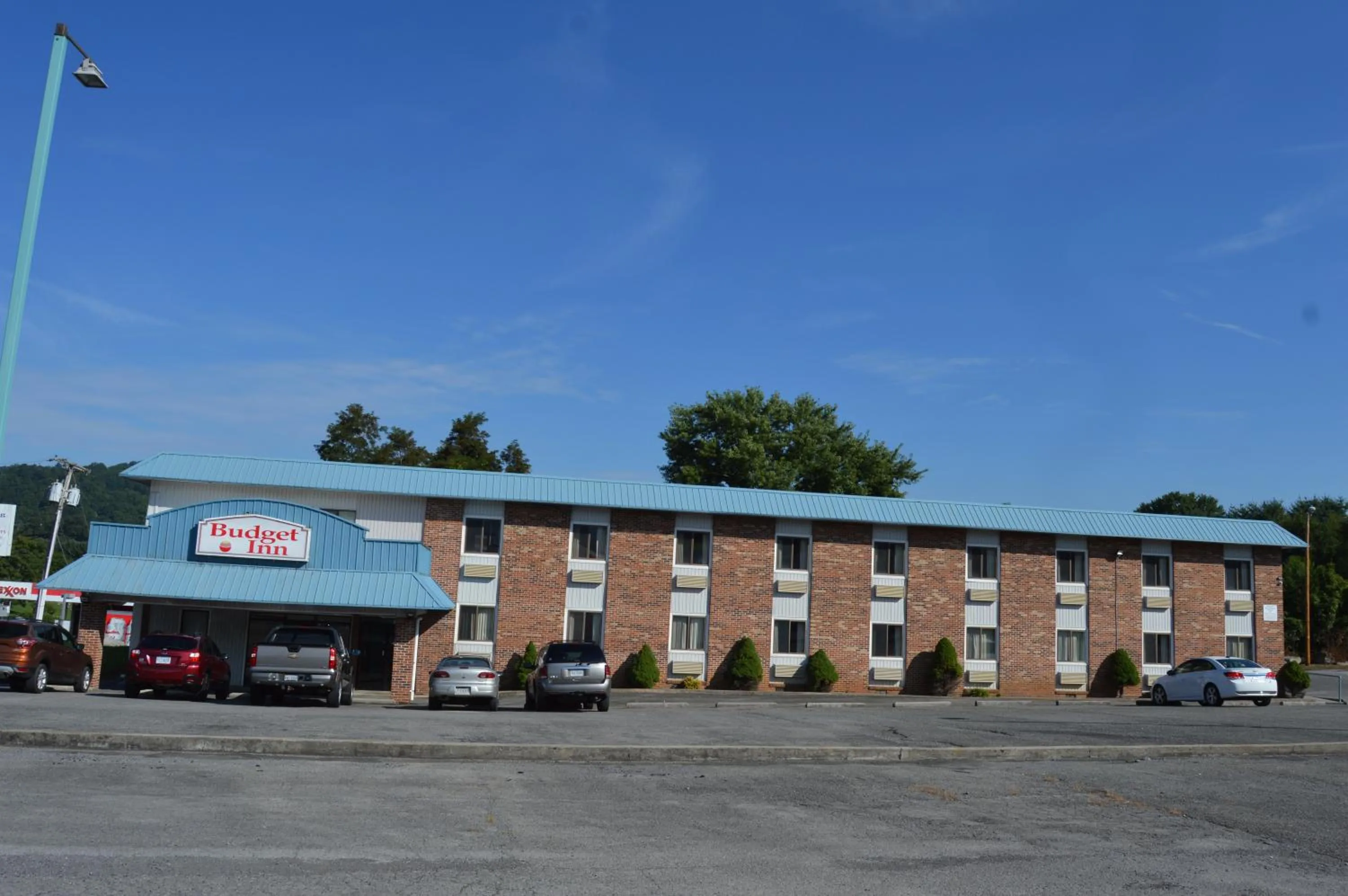 Property building in Budget Inn Richlands Claypool Hill