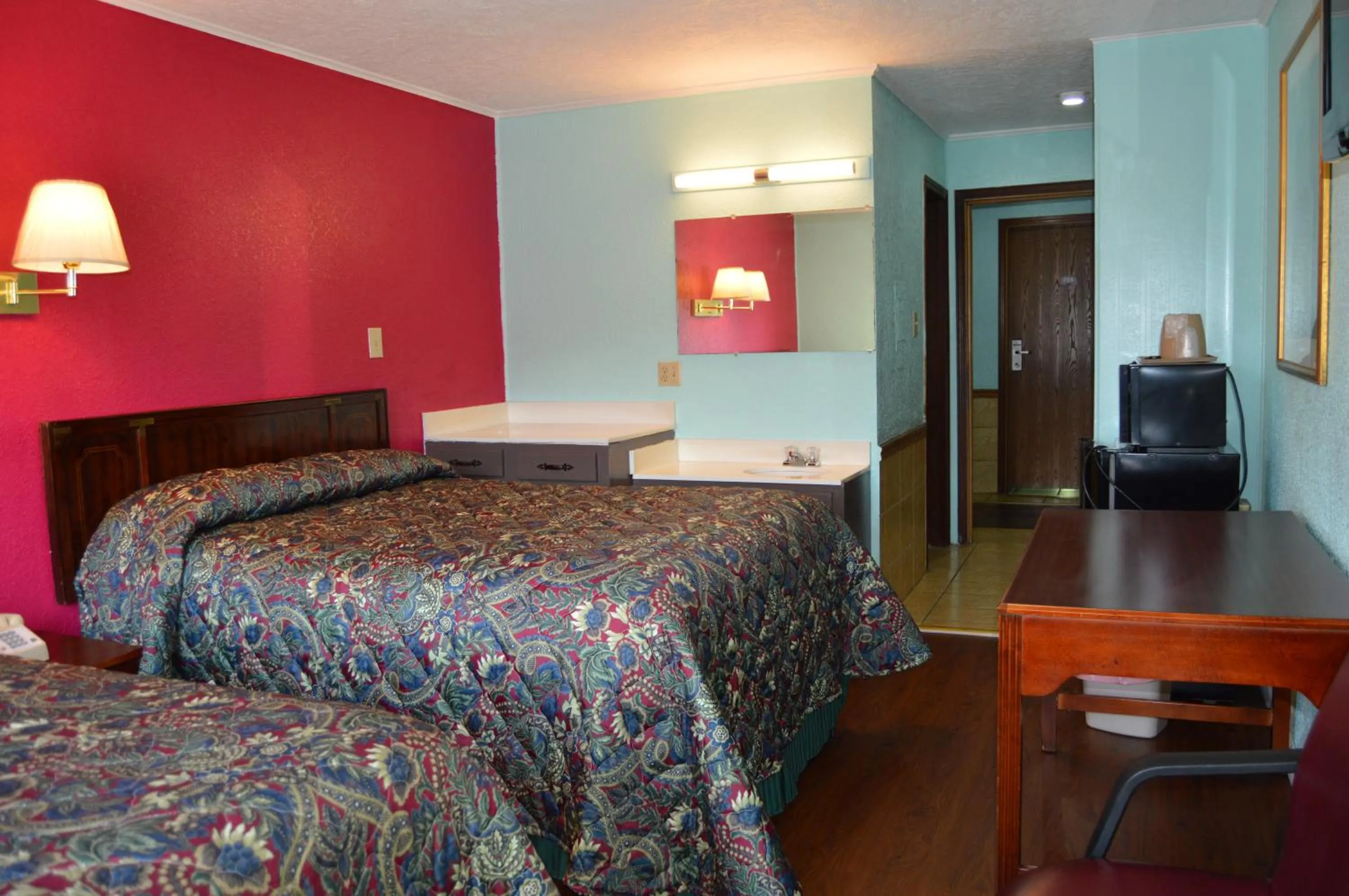 TV and multimedia, Bed in Budget Inn Richlands Claypool Hill