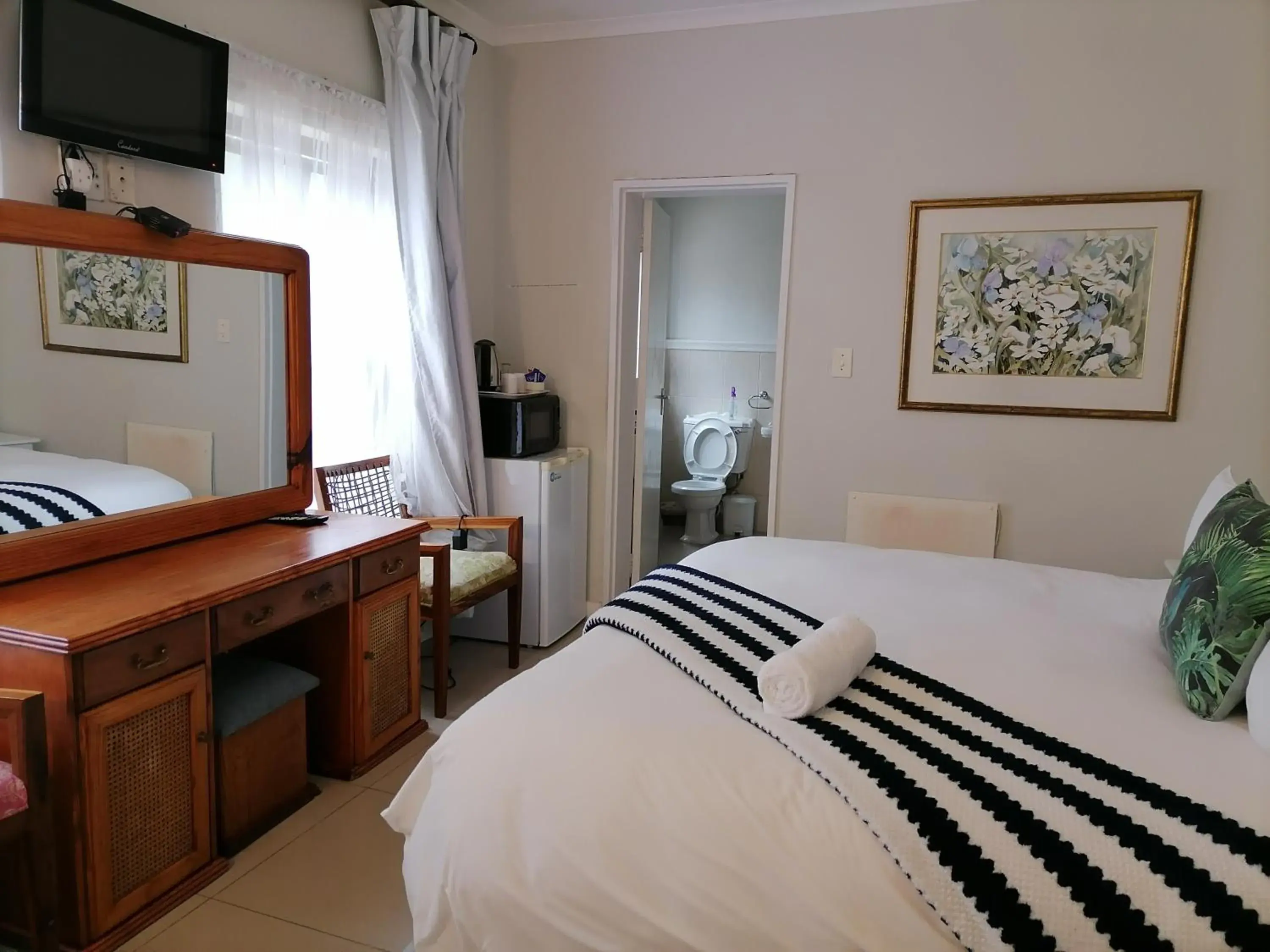 King Room with Spa Bath in Blouberg Manor King Room with Spa Bath in Blouberg Manor